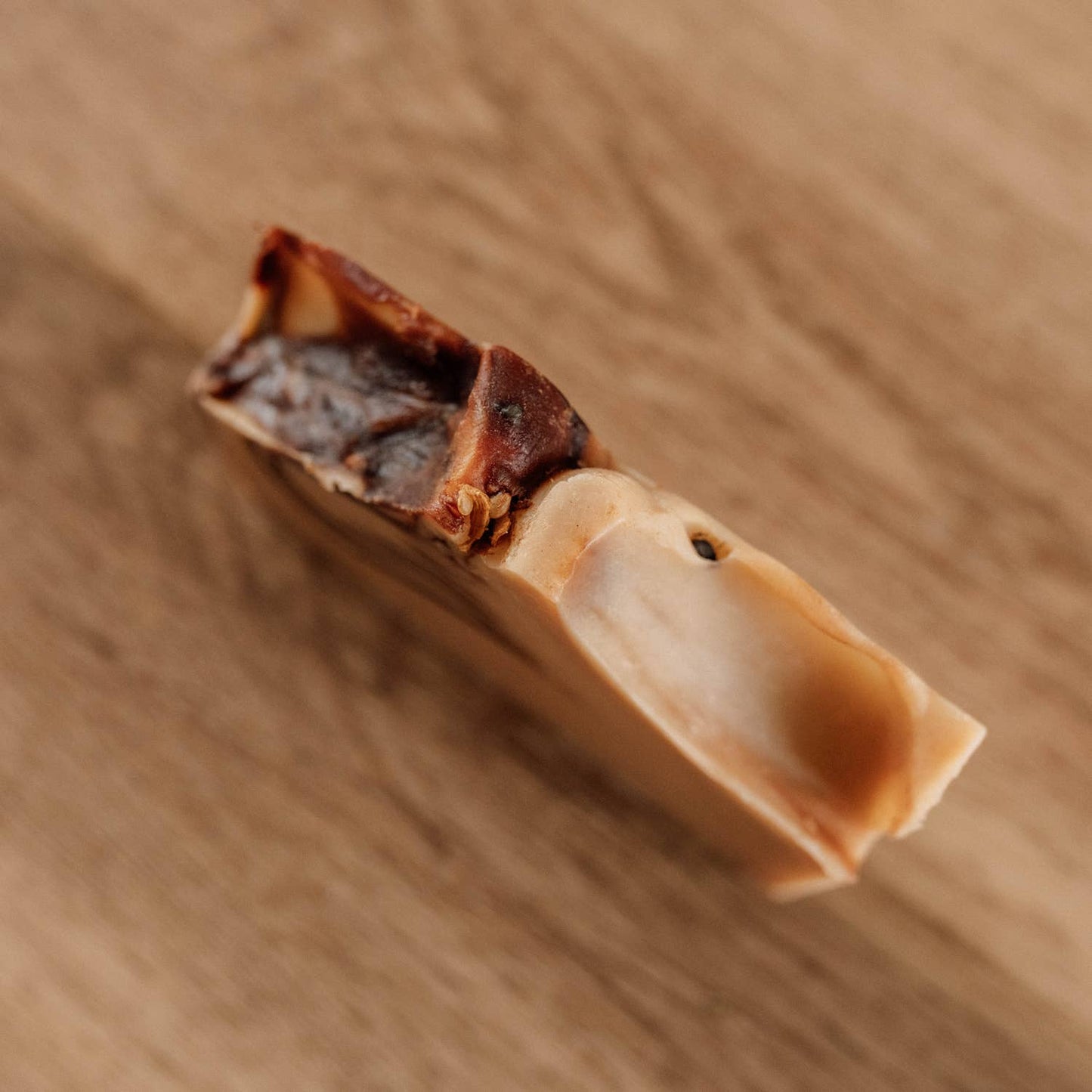 Gros plan sur le savon Naturayl Arnica Gaulthérie, montrant sa texture marbrée et ses ingrédients naturels.