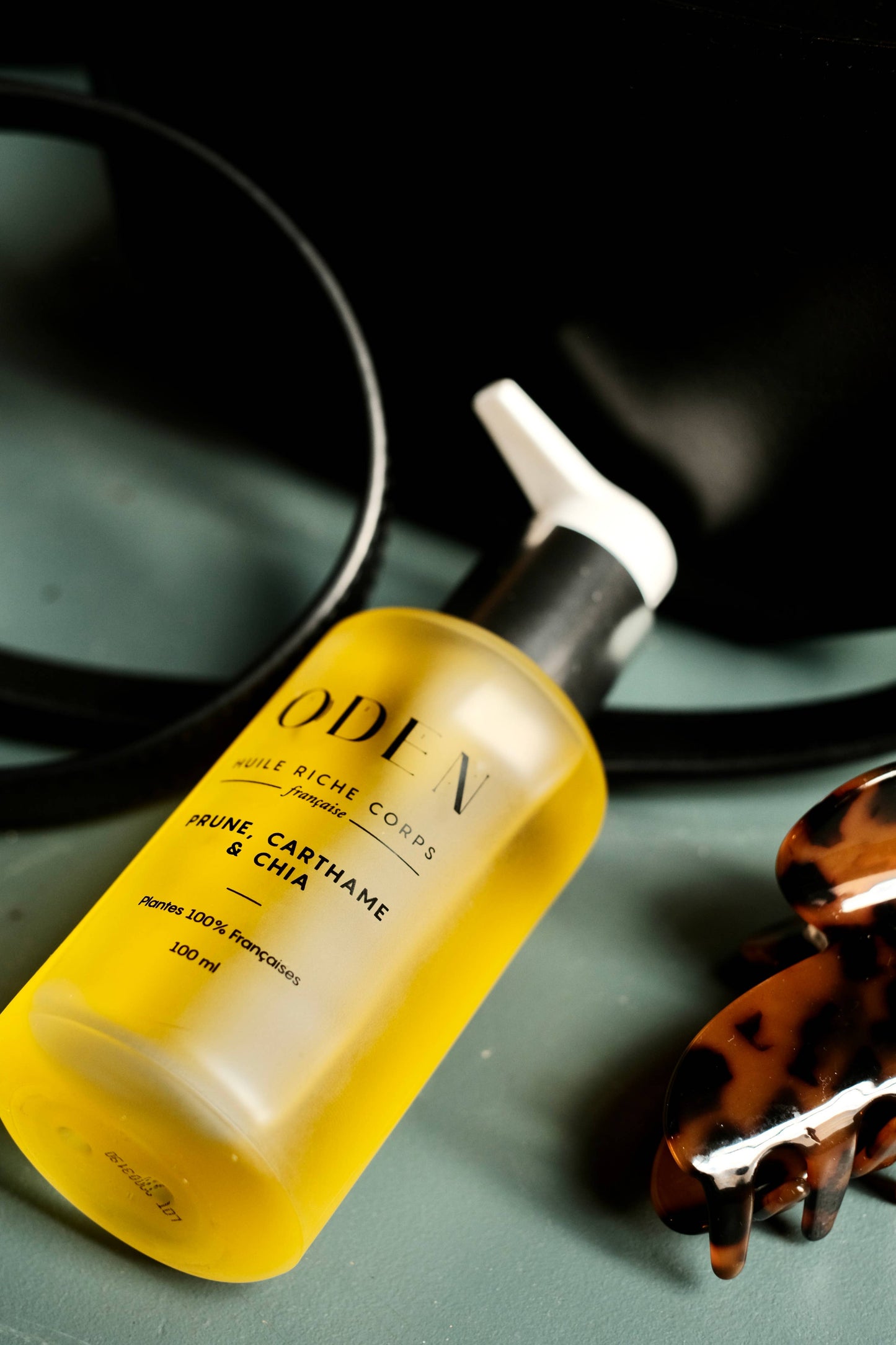 Flacon d’Huile Riche Corps Oden en gros plan élégant sur fond sombre