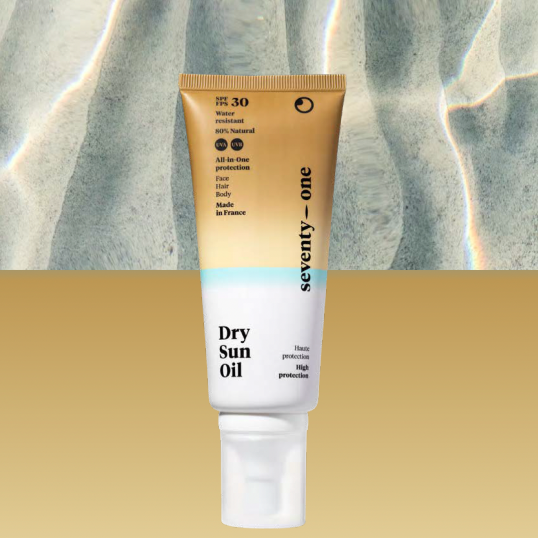 Huile Solaire Sèche SPF30 Seventy-One présentée sur un fond inspiré du sable et de l’eau, offrant une haute protection pour le visage, le corps et les cheveux.