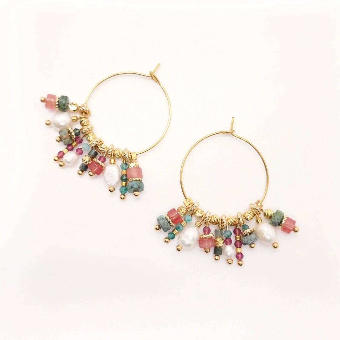 Gros plan sur les boucles Grace Rouge et leurs perles éclatantes.