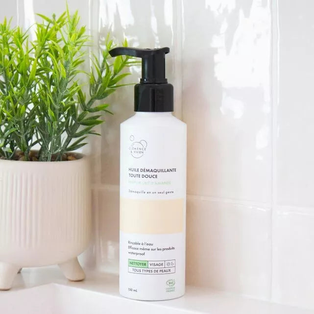 Huile démaquillante Clémence & Vivien posée dans une salle de bain, flacon au lait d’amande naturel et certifié 