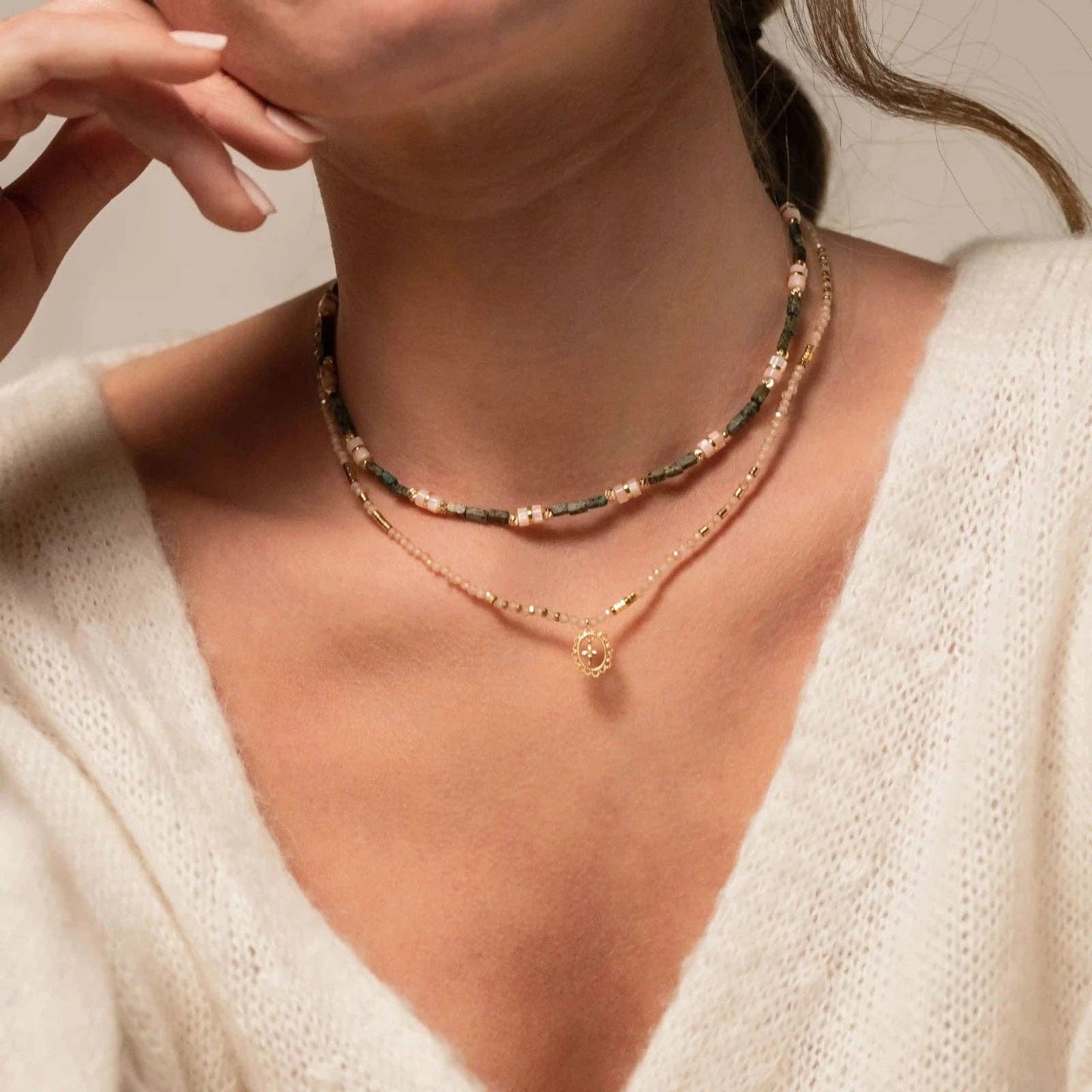 Mise en situation, le collier porté avec un décolleté chic.