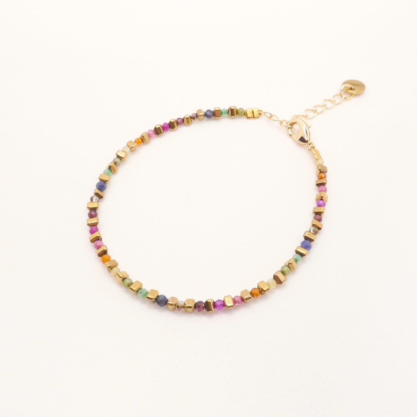 Présentation à plat mettant en avant l’éclat des perles multicolores.