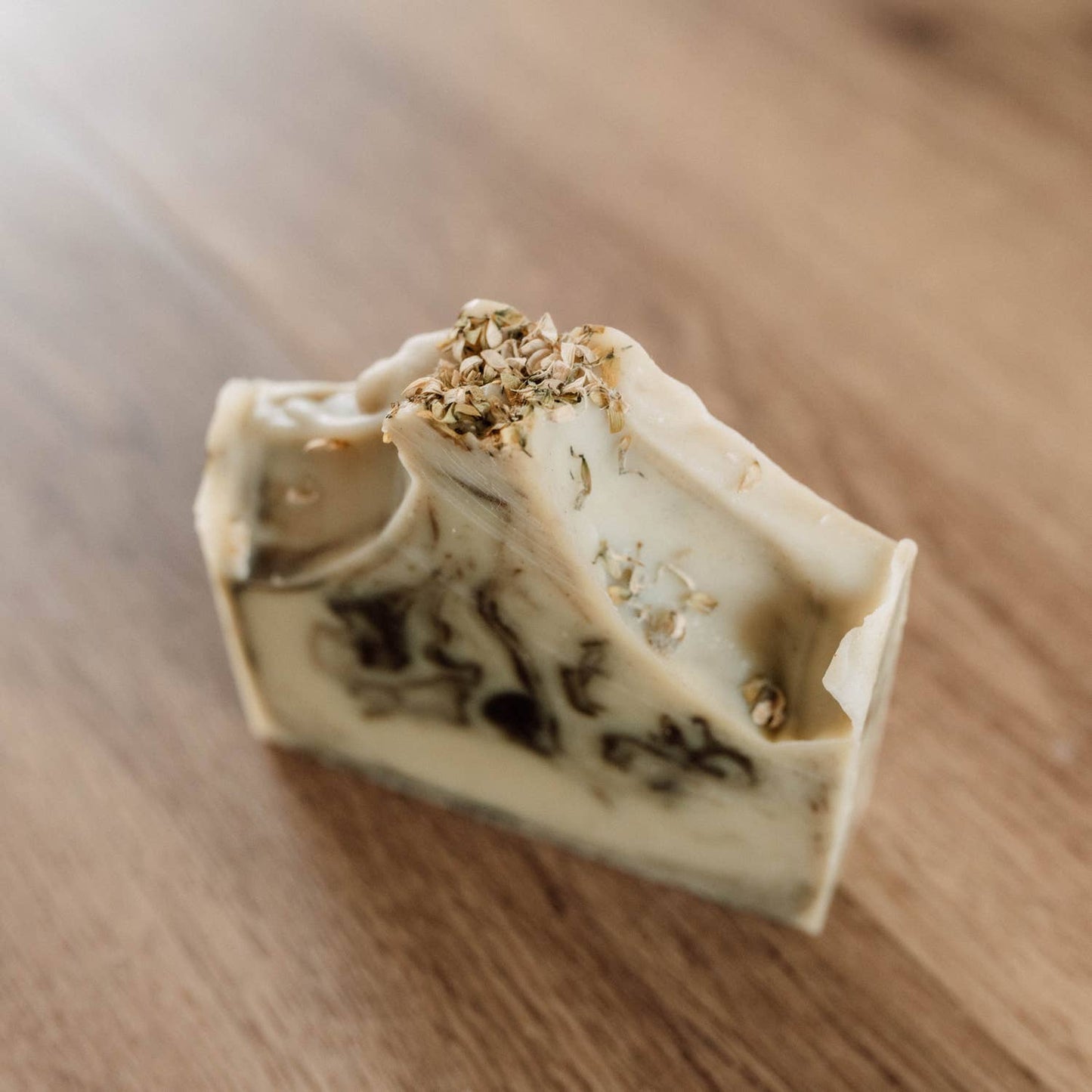 Savon sans emballage, gros plan sur la texture marbrée artisanale (vue de côté).