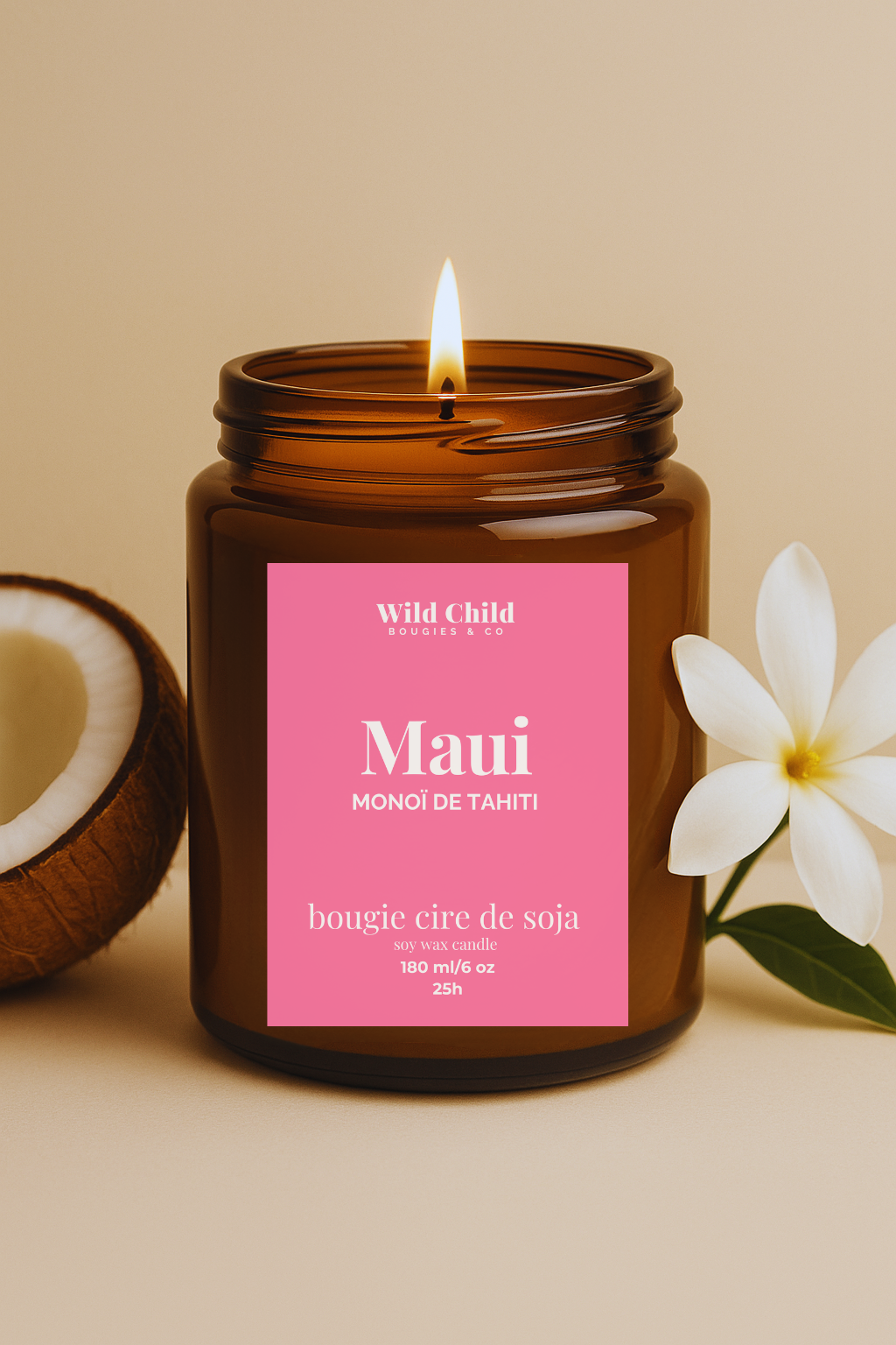 Bougie Maui au Monoï allumée dans son pot ambré, ambiance cocooning.