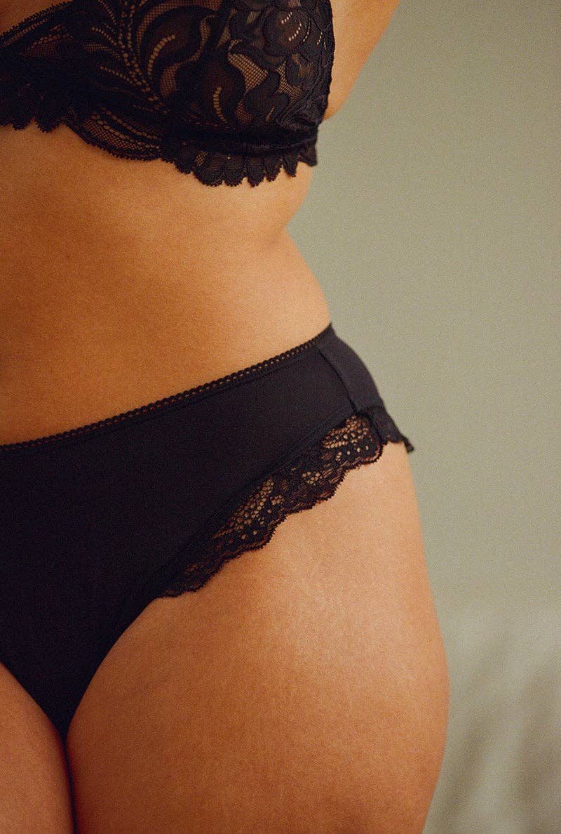 Détail de la dentelle de la culotte menstruelle Adélie noire Nénés.