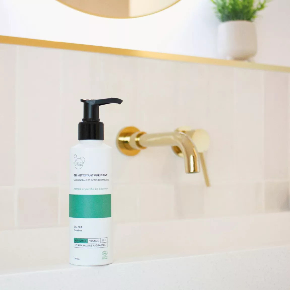 Gel Nettoyant Purifiant Clémence & Vivien, flacon avec pompe noire placé près d’un lavabo doré dans une salle de bain moderne.