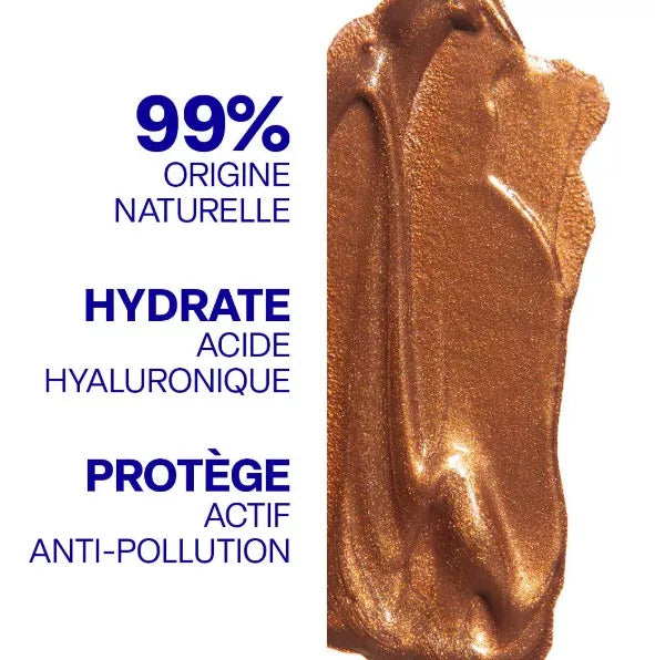 Gros plan de la texture cuivrée du sérum La Crique avec la mention “99 % origine naturelle, hydrate à l’acide hyaluronique, protège avec actif anti-pollution”.