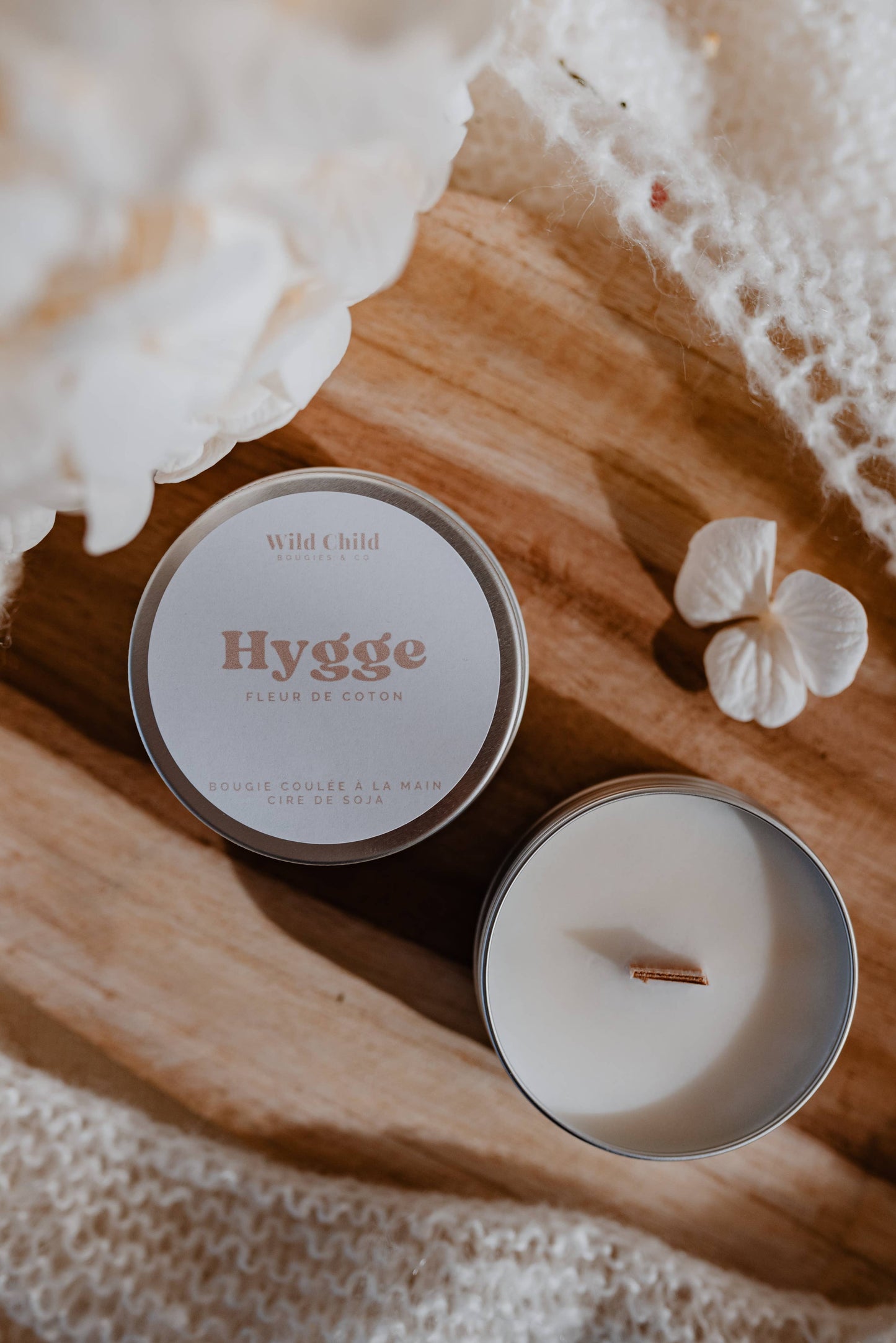 Bougie végétale Fleur de Coton en format mini, mèche en bois, ambiance cocooning.