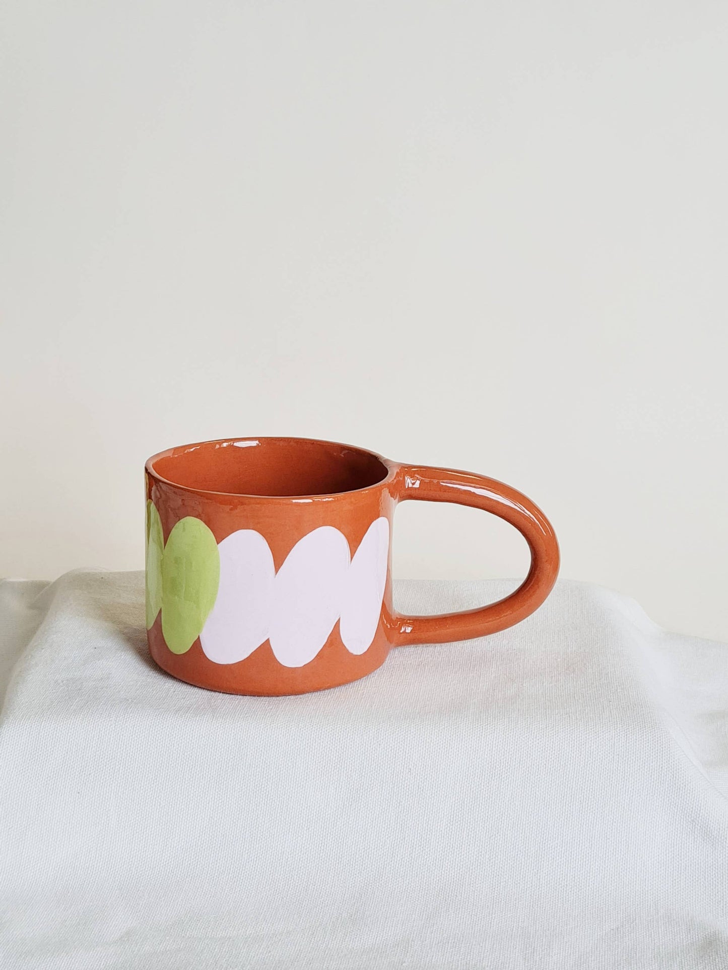 Gros plan du Funky Mug coloré, mettant en valeur ses motifs artisanaux.