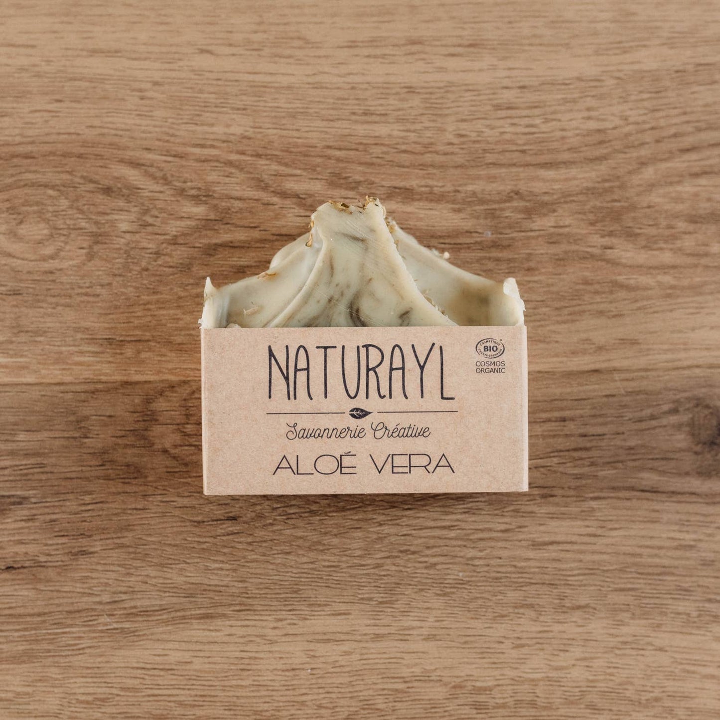 Savon Naturayl Aloe Vera emballé, posé sur fond bois clair (vue avant).