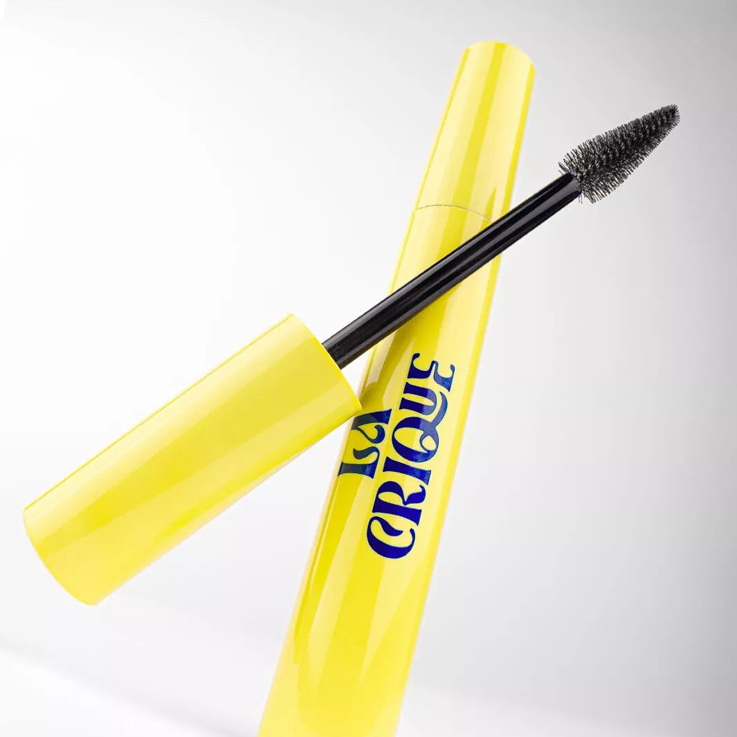 Mascara naturel La Crique, tube jaune avec brosse conique pour un volume intense et modulable.