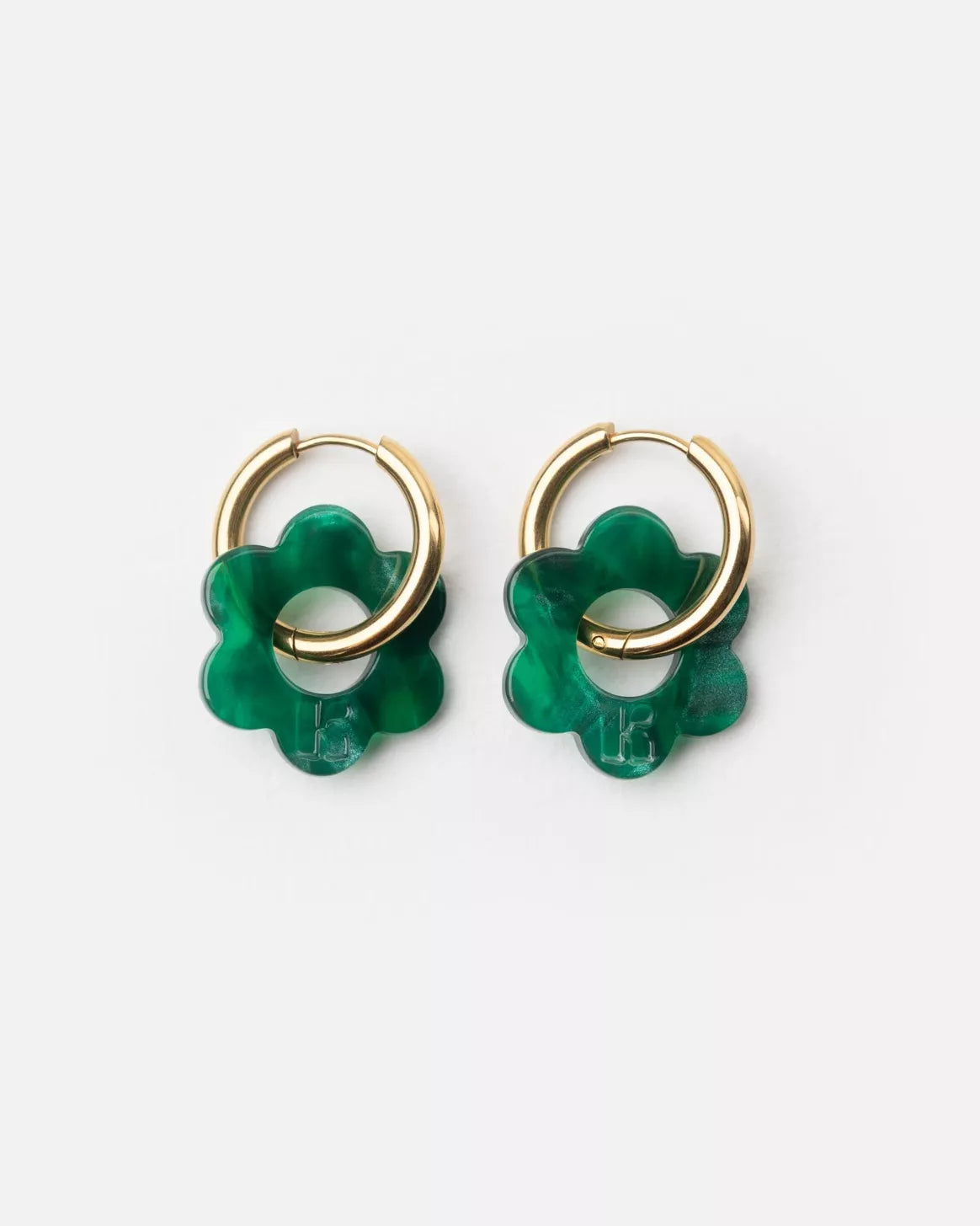 Paire de boucles d’oreilles Baby Fleurette vert émeraude de Kurage, créoles dorées ornées de fleurs en acétate vert profond, présentées sur fond clair.