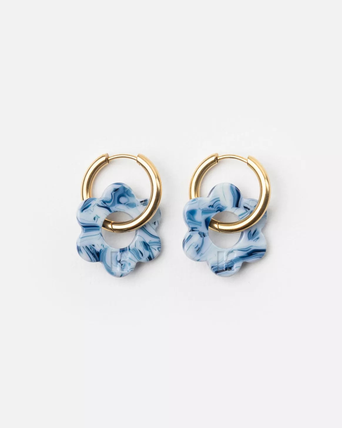 Boucles d’oreilles BABY FLEURETTE couleur Athènes de Kurage Ginza, en acétate bleu marbré et acier inoxydable doré, présentées sur fond blanc.