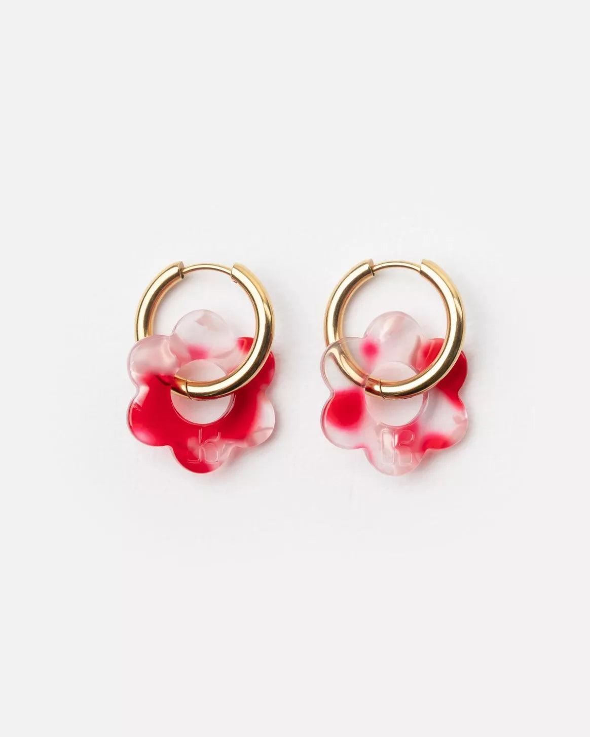 Paire de boucles d’oreilles Baby Fleurette rouge de Kurage, créoles dorées avec pendentifs en forme de fleur en acétate rouge translucide, présentées sur fond clair.