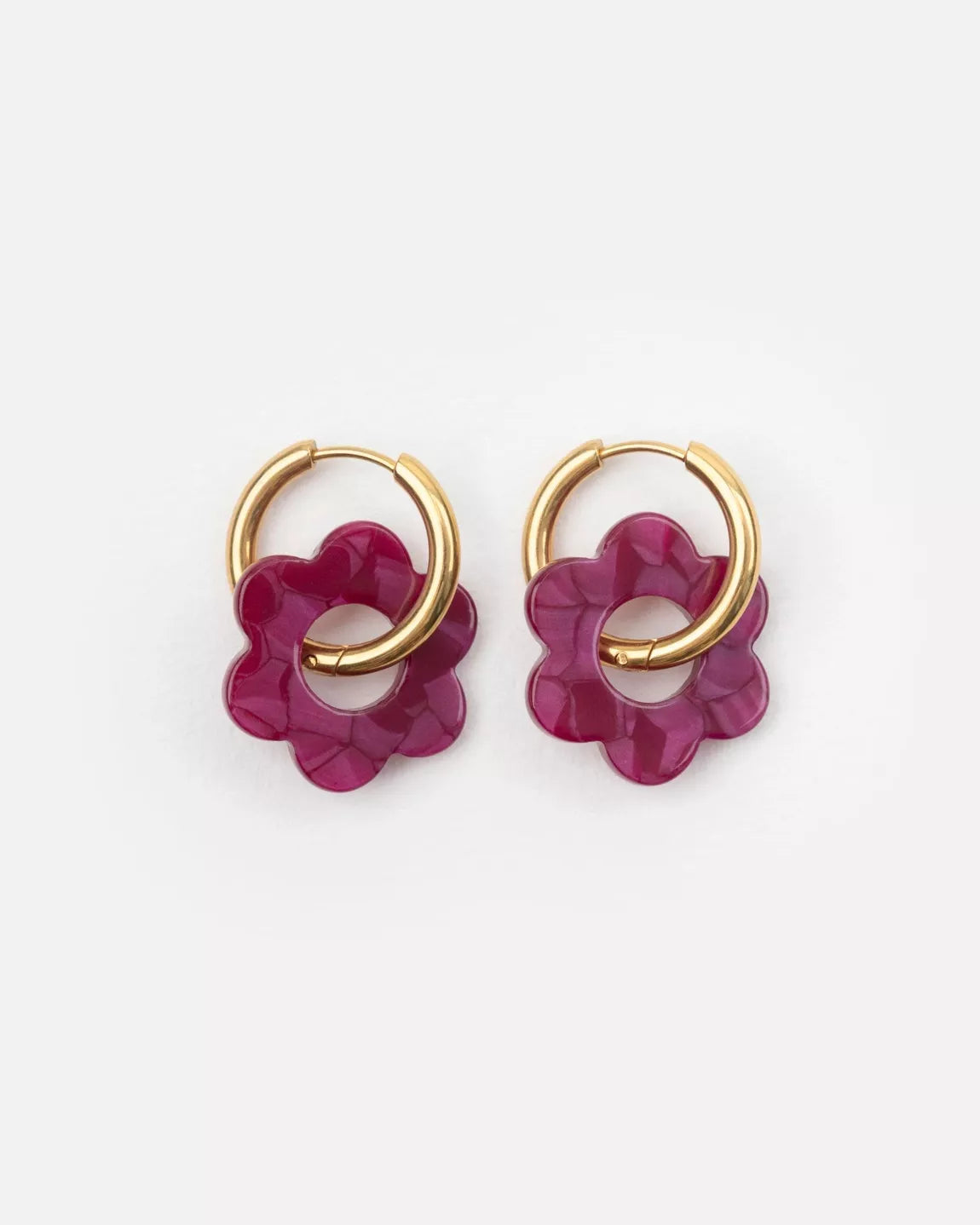 Boucles d’oreilles BABY FLEURETTE Kurage Ginza, fleurs bordeaux et anneaux dorés, bijoux légers et lumineux inspirés de la douceur estivale.