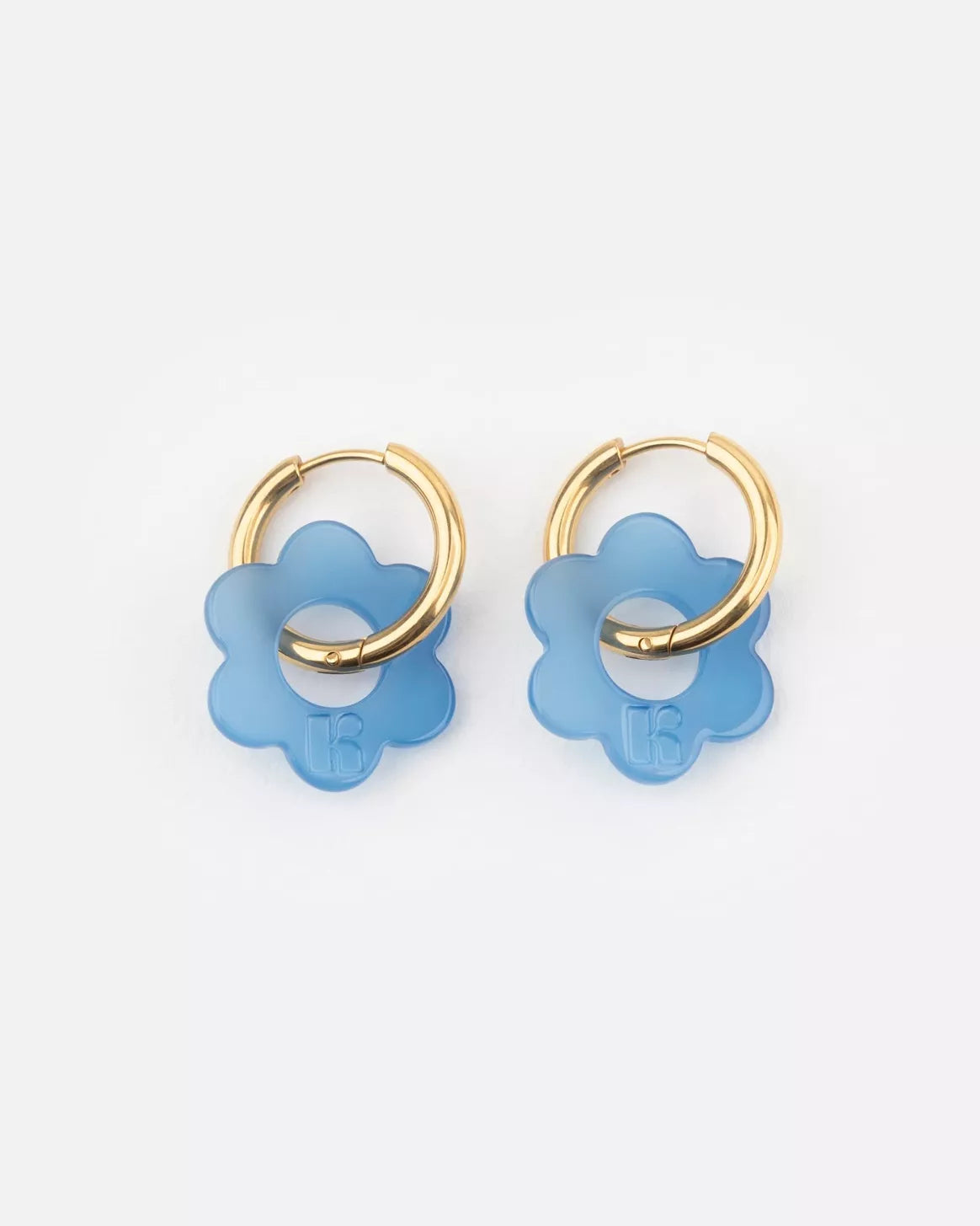 Boucles d’oreilles BABY FLEURETTE Bleu Ciel Kurage Ginza, fleurs en acétate et anneaux dorés, design floral moderne et délicat, fabriquées en France.