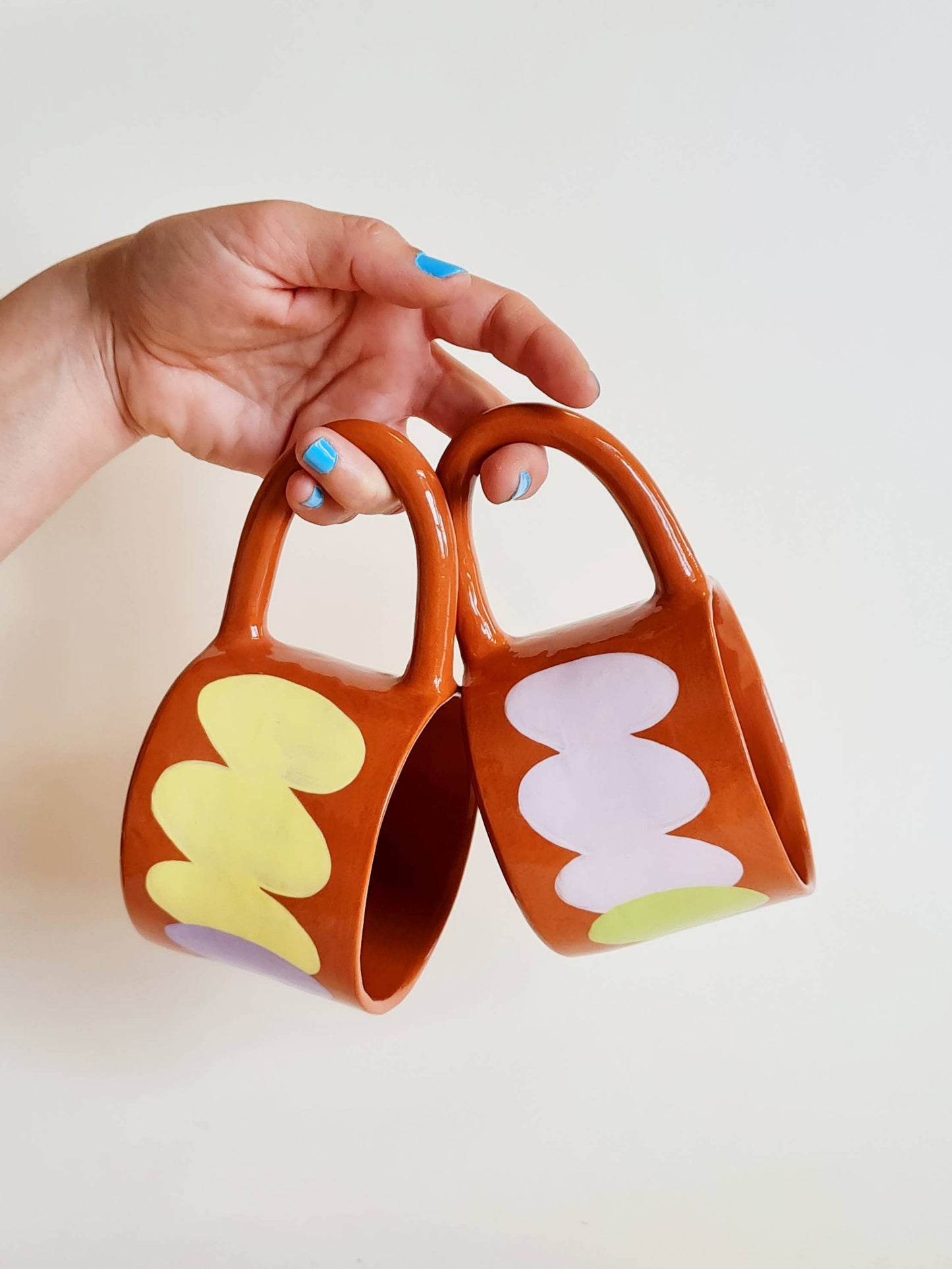 Mug tenu en main, illustrant sa taille parfaite pour un café ou un 