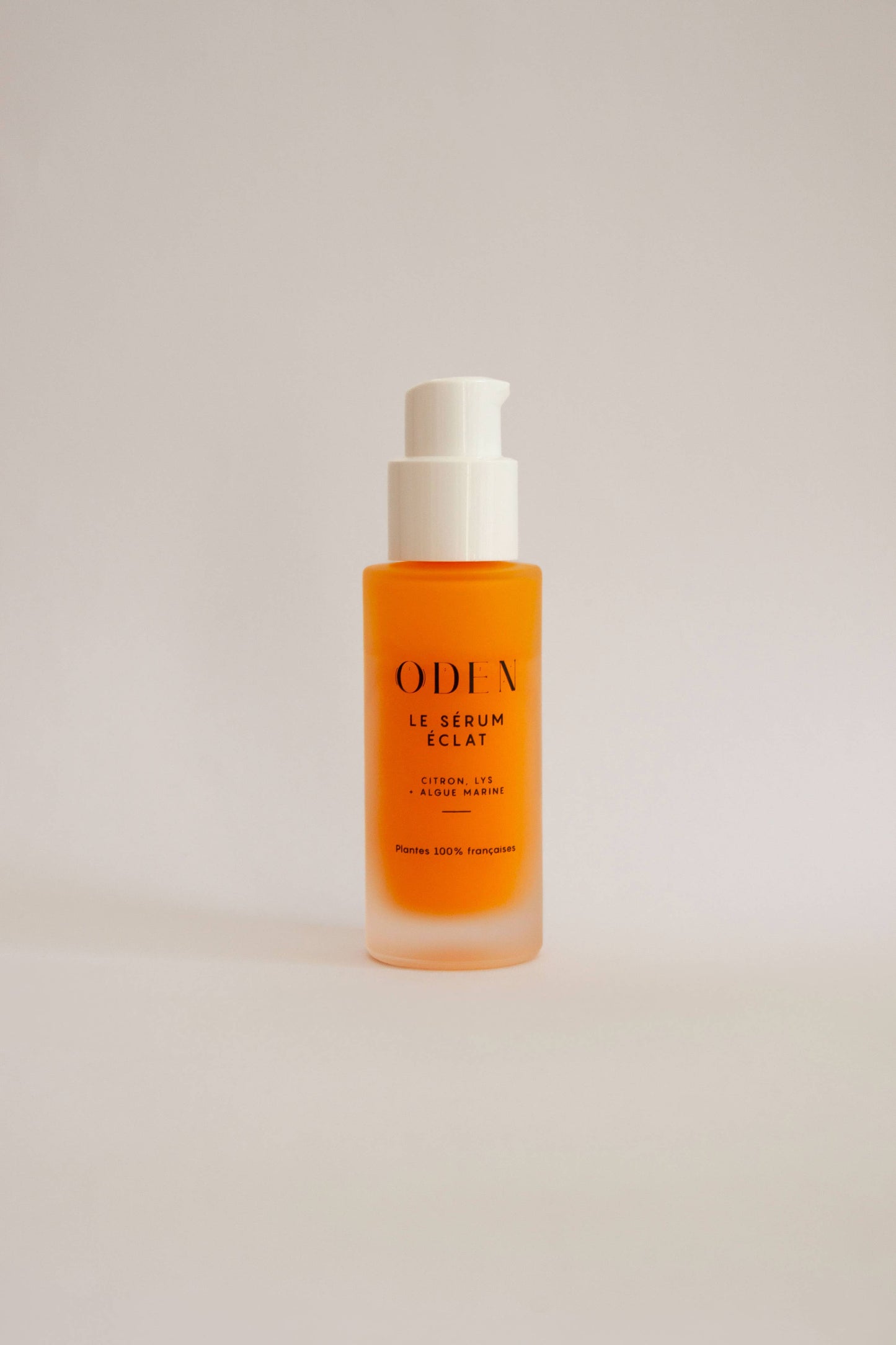 Flacon du Sérum Éclat et Anti-Taches Oden sur fond neutre. Soin visage naturel et vegan qui unifie, lisse et illumine le teint, proposé par Anahata Concept Store.