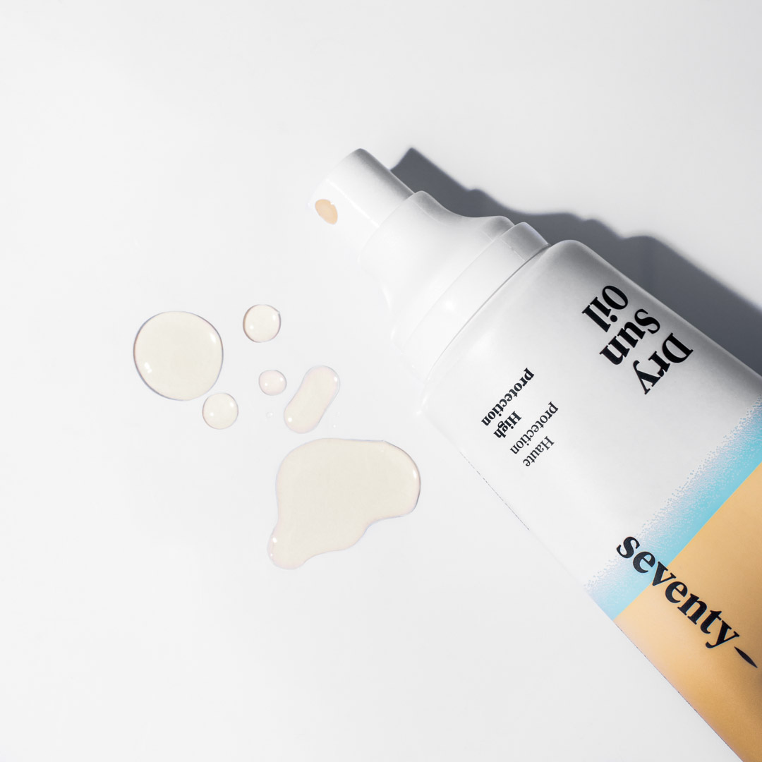 Texture légère et non grasse de l’Huile Solaire Sèche SPF30 Seventy-One, conçue pour protéger la peau tout en laissant un fini sec et confortable.