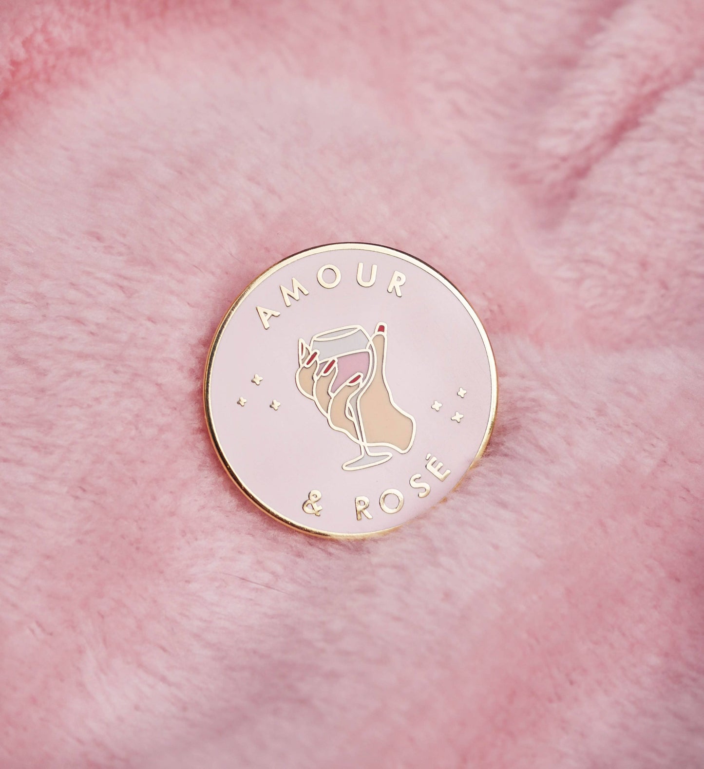 Pin’s Amour & Rosé vu de près sur fond rose doux