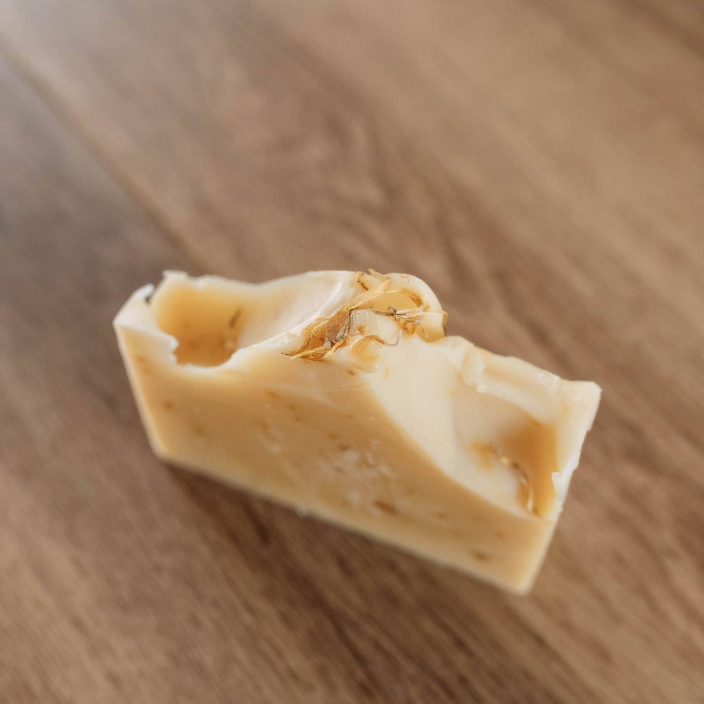 Vue rapprochée du savon Calendula & Lait Naturayl mettant en valeur sa texture crémeuse et ses ingrédients reconnus pour leurs propriétés apaisantes et adoucissantes.