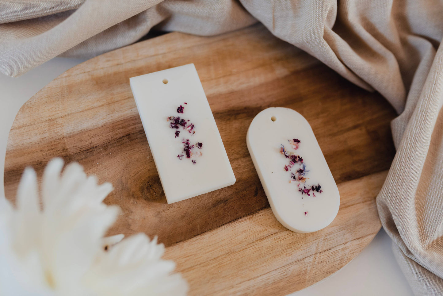 Vue rapprochée de la tablette artisanale “Fleur de Cerisier” – finition soignée et naturelle.