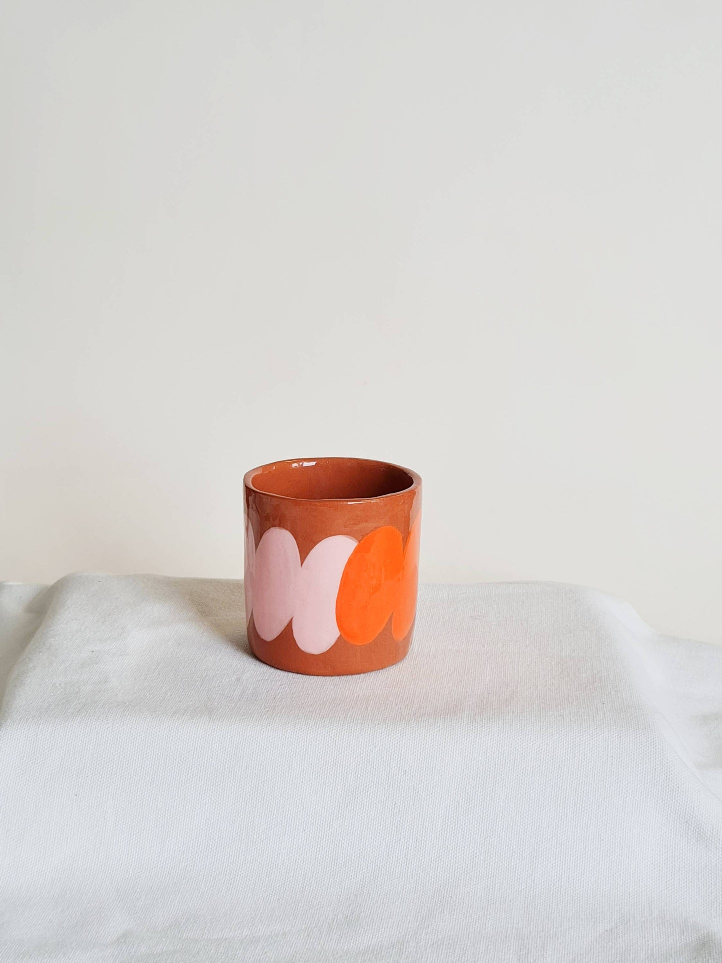 Gros plan de la tasse Funky Espresso avec ses motifs colorés.