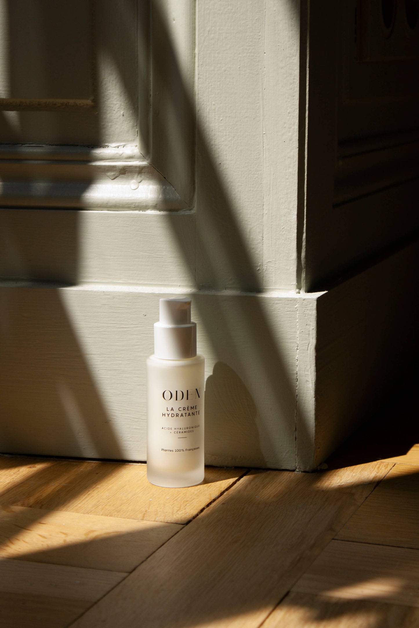 La crème posée en ambiance lifestyle, lumière naturelle