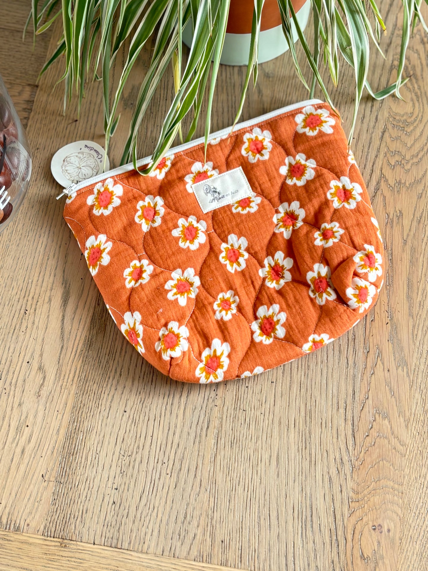 Motif terracotta à fleurs blanches et cœur orangé — lumineux, rétro et joyeux.