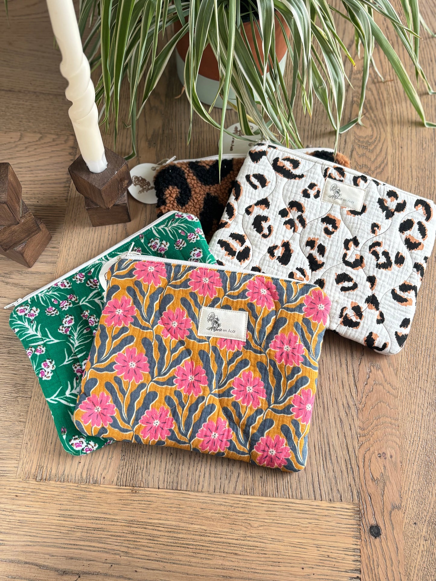 Trousses Pascale Marie en Août – modèles Jardin d’Été, Instinct Sauvage et Fleurs Solaires – accessoires matelassés artisanaux fabriqués en France.