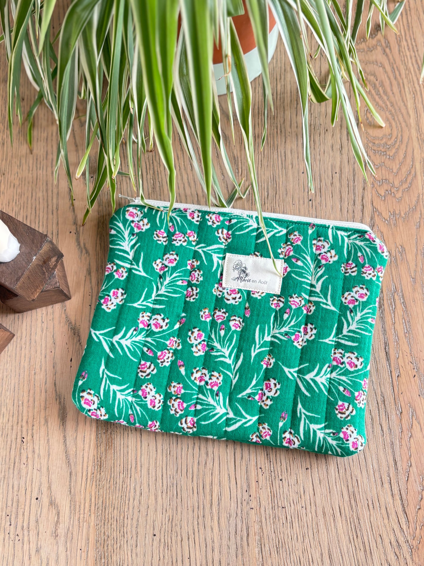 Trousse Pascale Marie en Août modèle Jardin d’Été – trousse matelassée verte à fleurs violettes, douce et poétique.