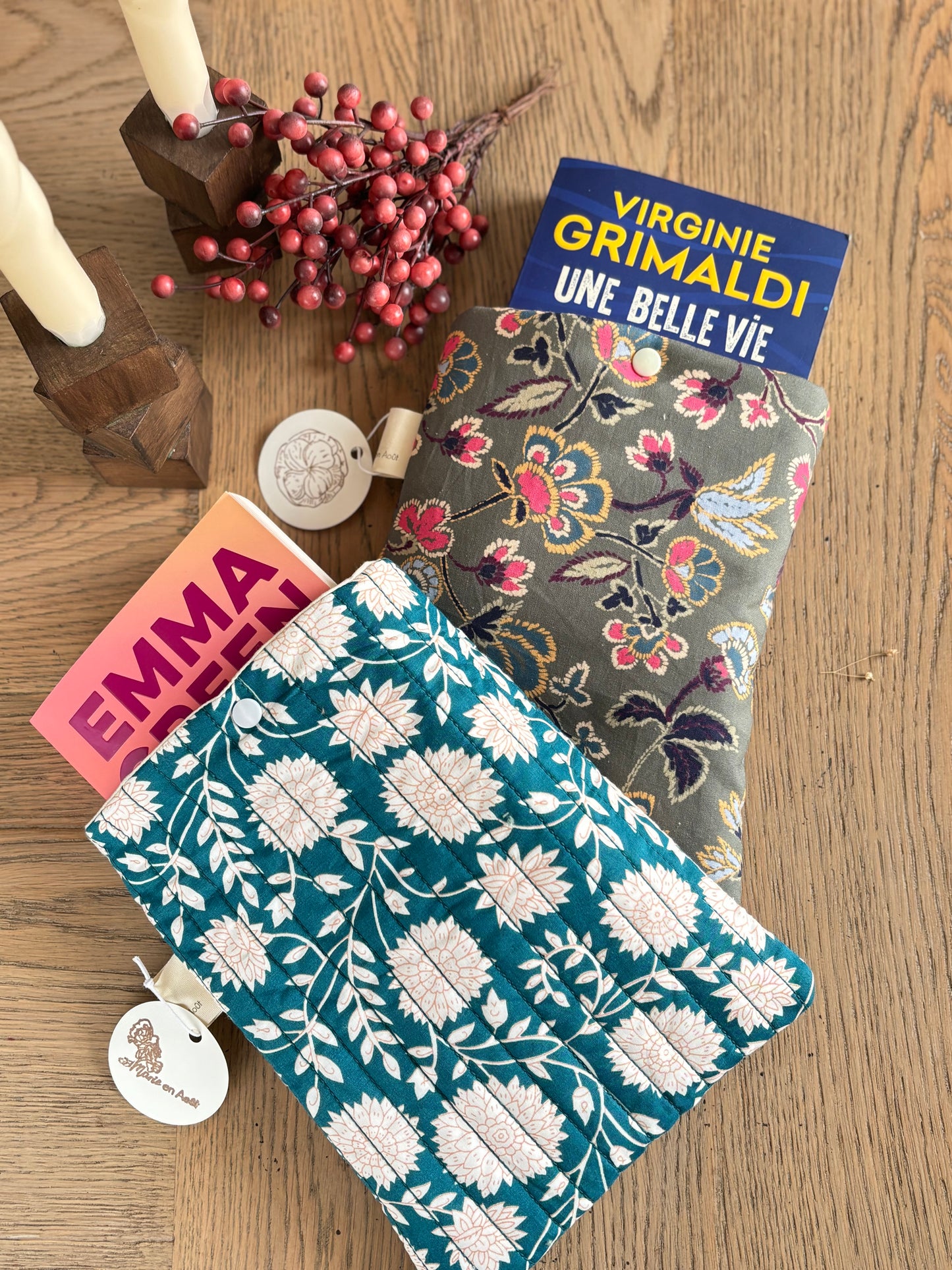 Housses à livre Marie en Août, modèles bleu floral et gris fleuri, confection artisanale française en tissu matelassé – accessoires élégants pour protéger vos romans.