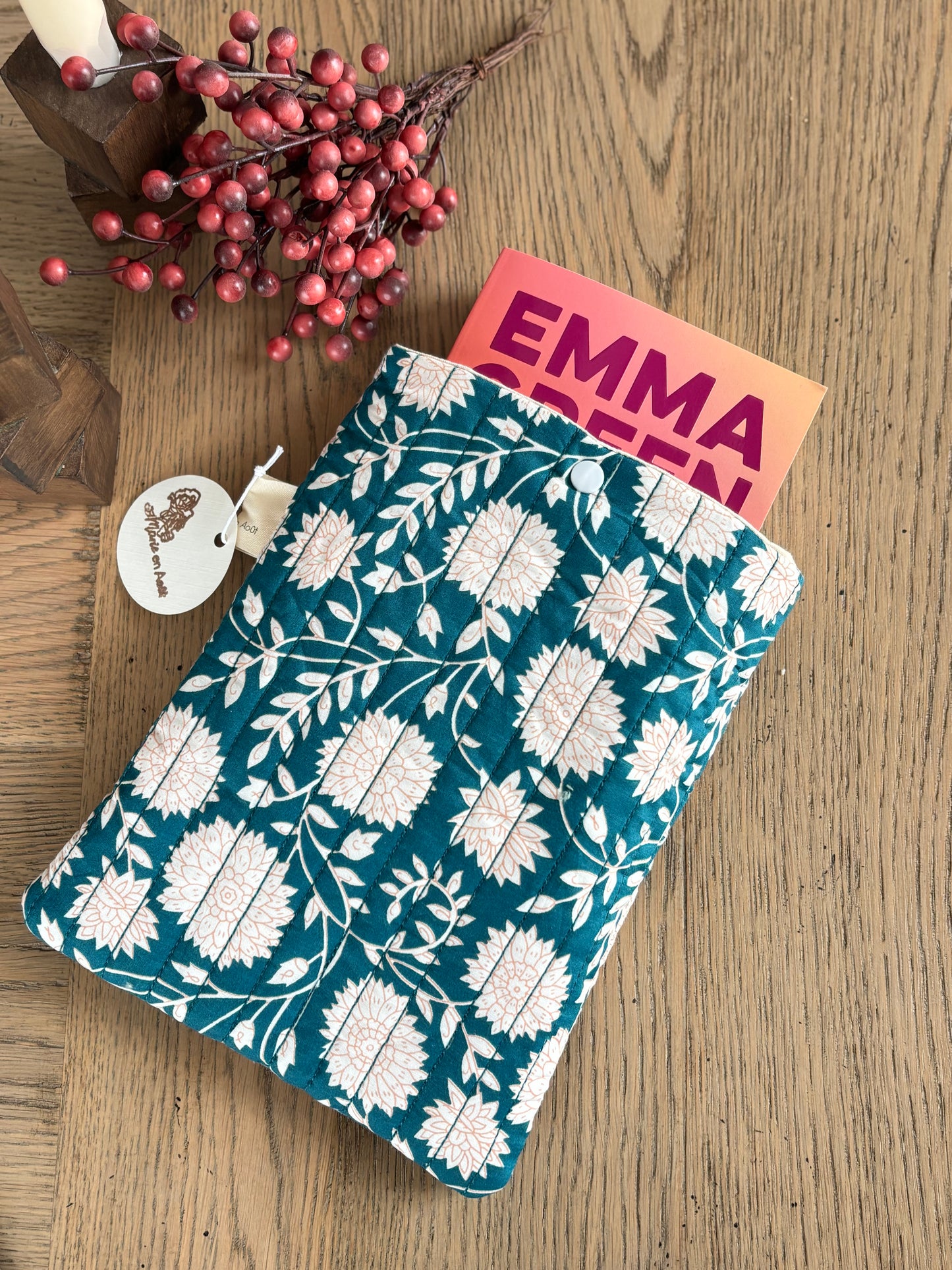 Housse à livre Marie en Août en tissu bleu floral, avec roman inséré – création artisanale française pour protéger les livres avec style.