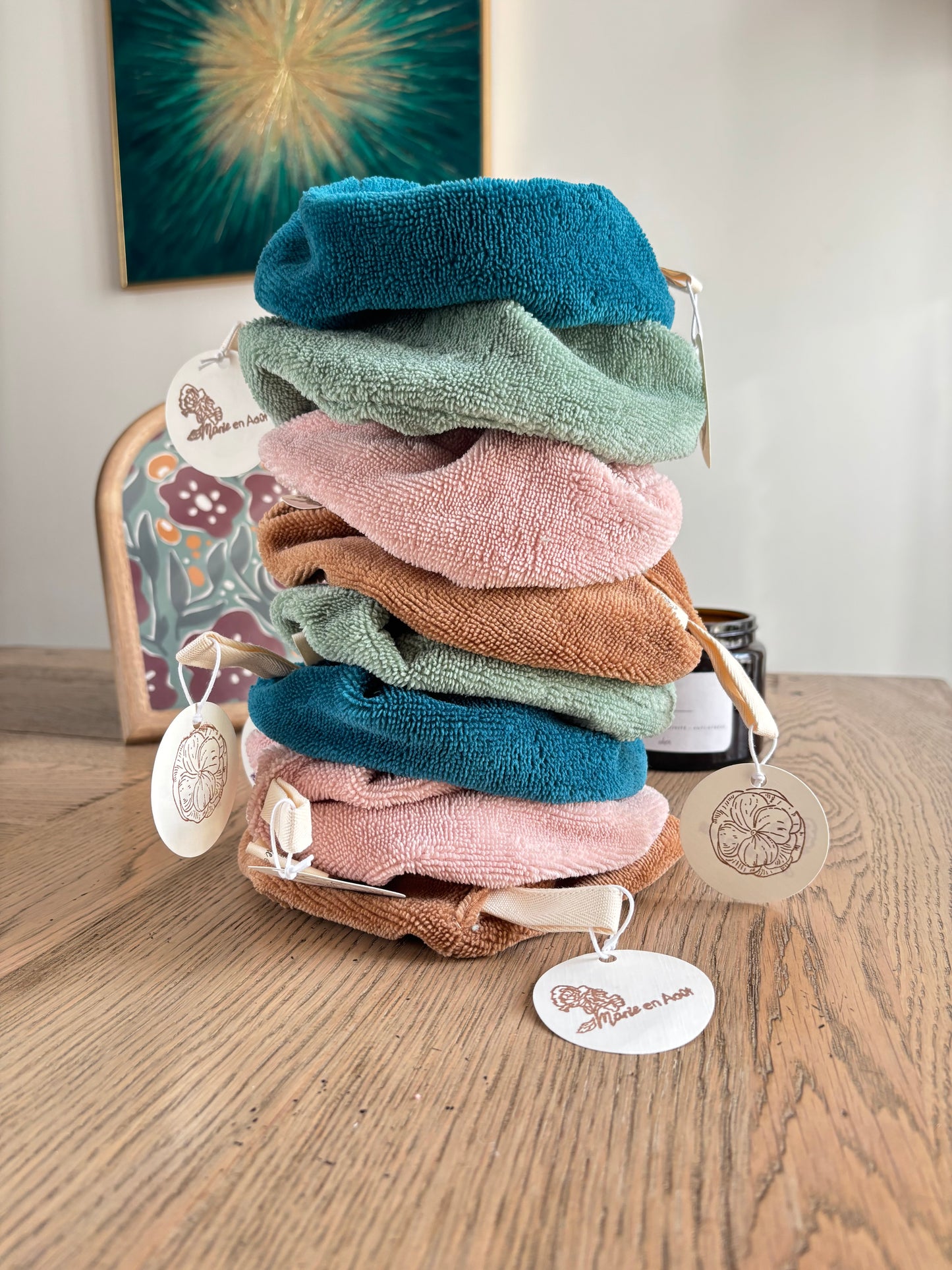 Fleurs de douche lavables Marie en Août empilées, en teintes naturelles rose, terracotta, vert sauge et bleu canard – accessoires de bain artisanaux et écoresponsables Anahata.