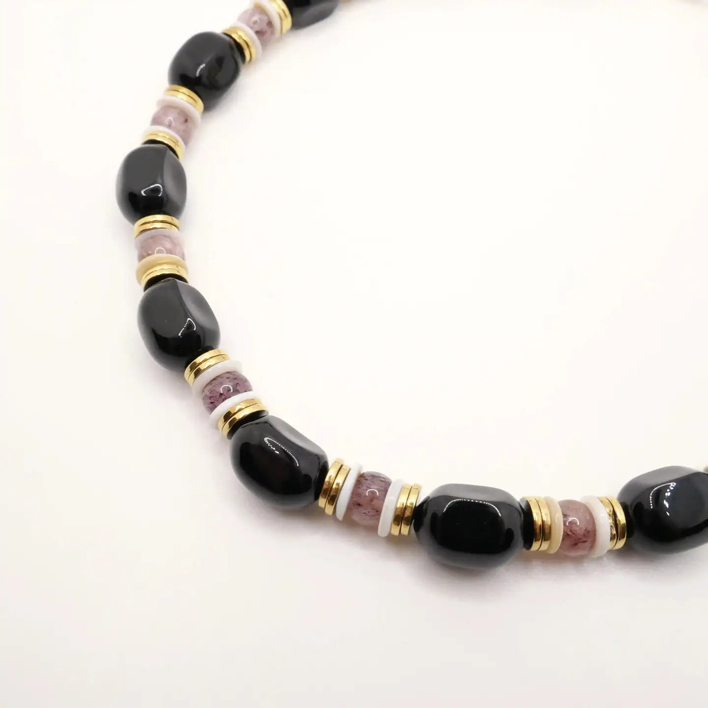 Détail des pierres noires et perles beige du collier Hortense, bijou Cloralys.