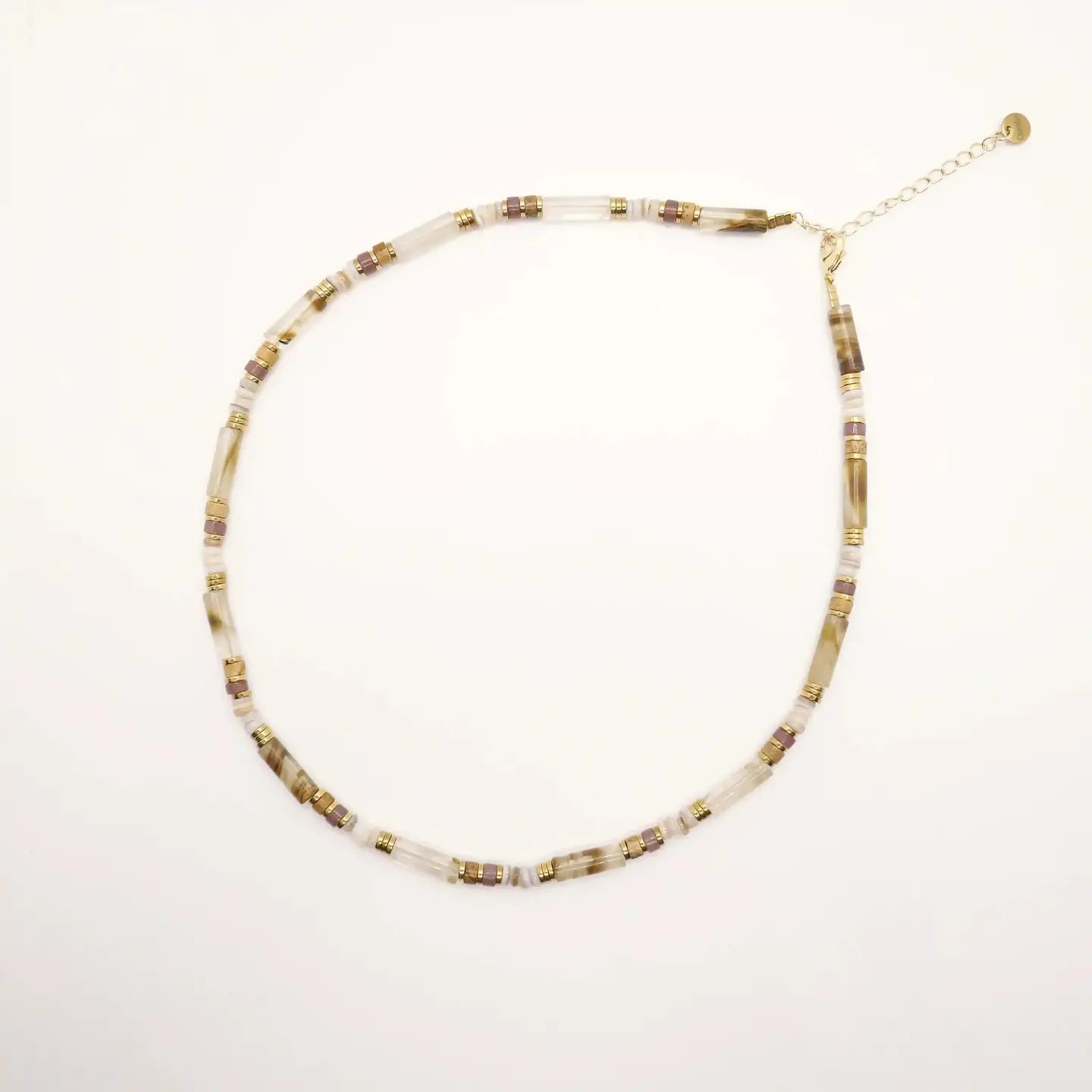Collier Alma présenté en cercle sur fond blanc, montrant l’alternance de perles naturelles et d’éléments dorés.
