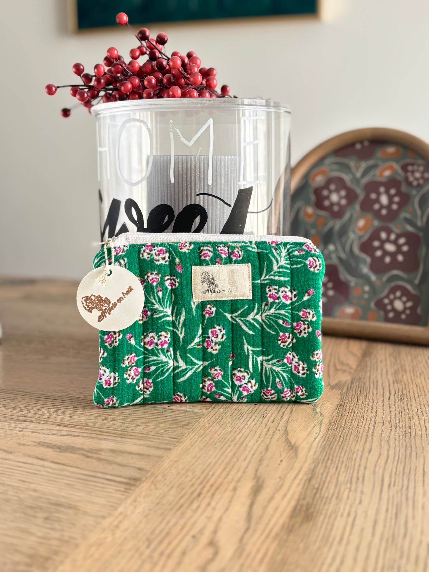 Trousse Simone Marie en Août modèle Jardin d’Émeraude – pochette matelassée verte à petites fleurs violettes, douce et poétique.