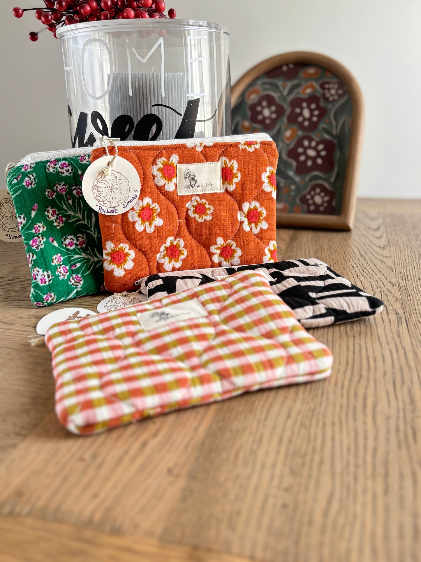 Trousses Simone Marie en Août – modèles Jardin d’Émeraude, Fleurs du Soleil, Éclats de Blé et Graphique Sable – pochettes artisanales matelassées en coton, fabrication française.