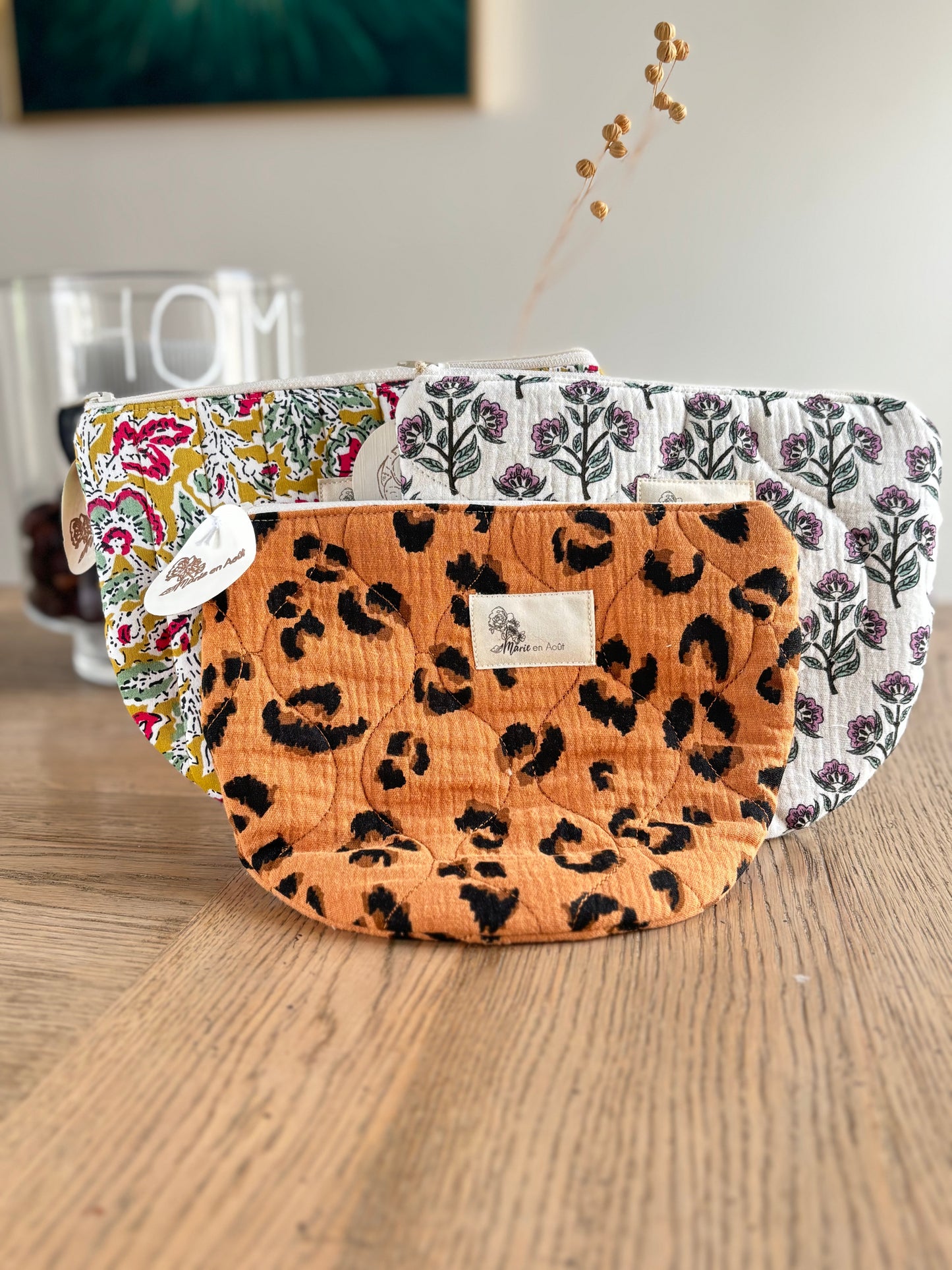 Trousses Vanessa Marie en Août – modèles Léopard Terracotta, Jaune Fleuri et Blanc Fleuri – créations artisanales françaises en coton matelassé.