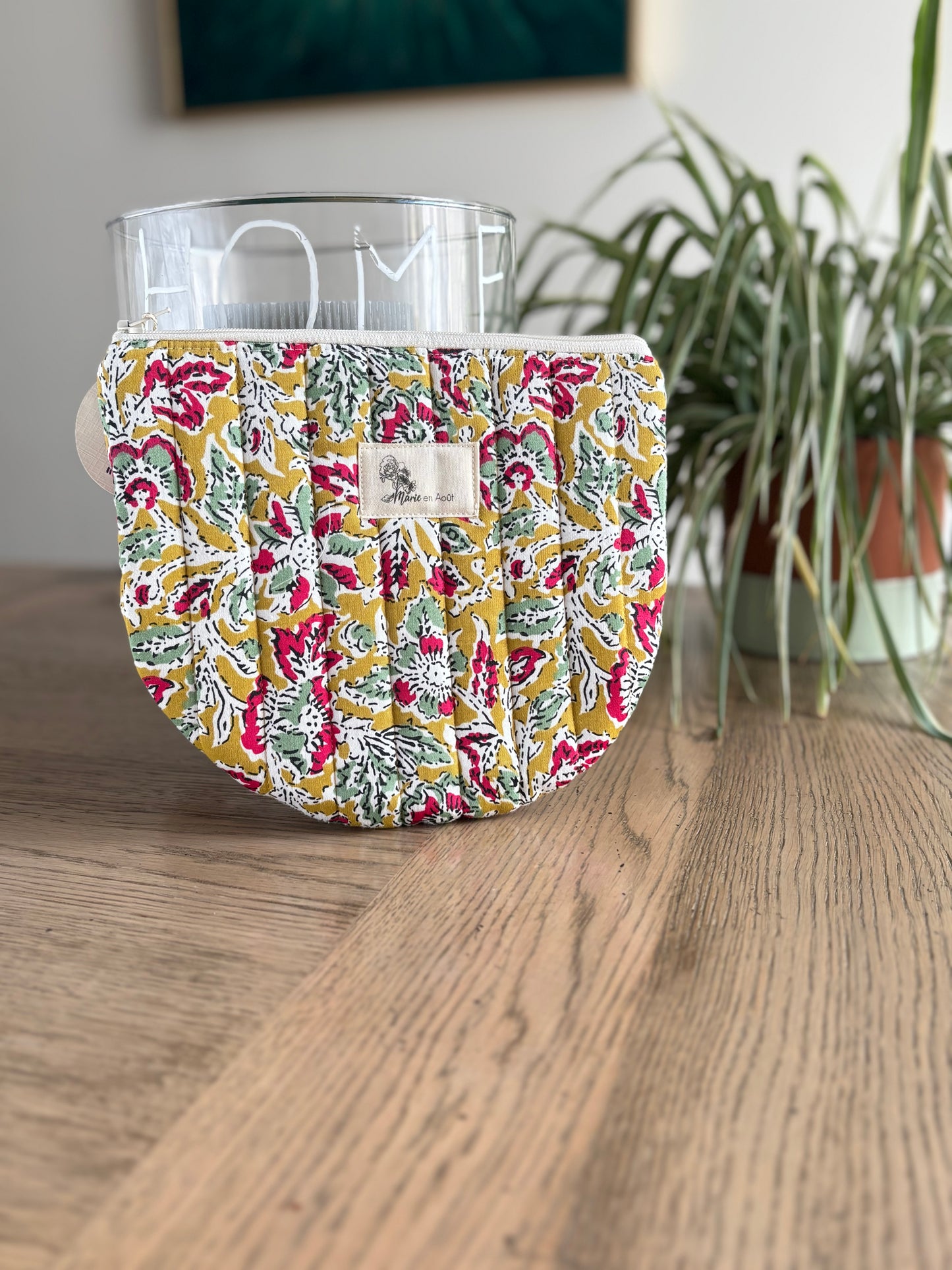 Trousse Vanessa Marie en Août en tissu jaune fleuri, confectionnée à la main en France – trousse artisanale féminine et pratique.