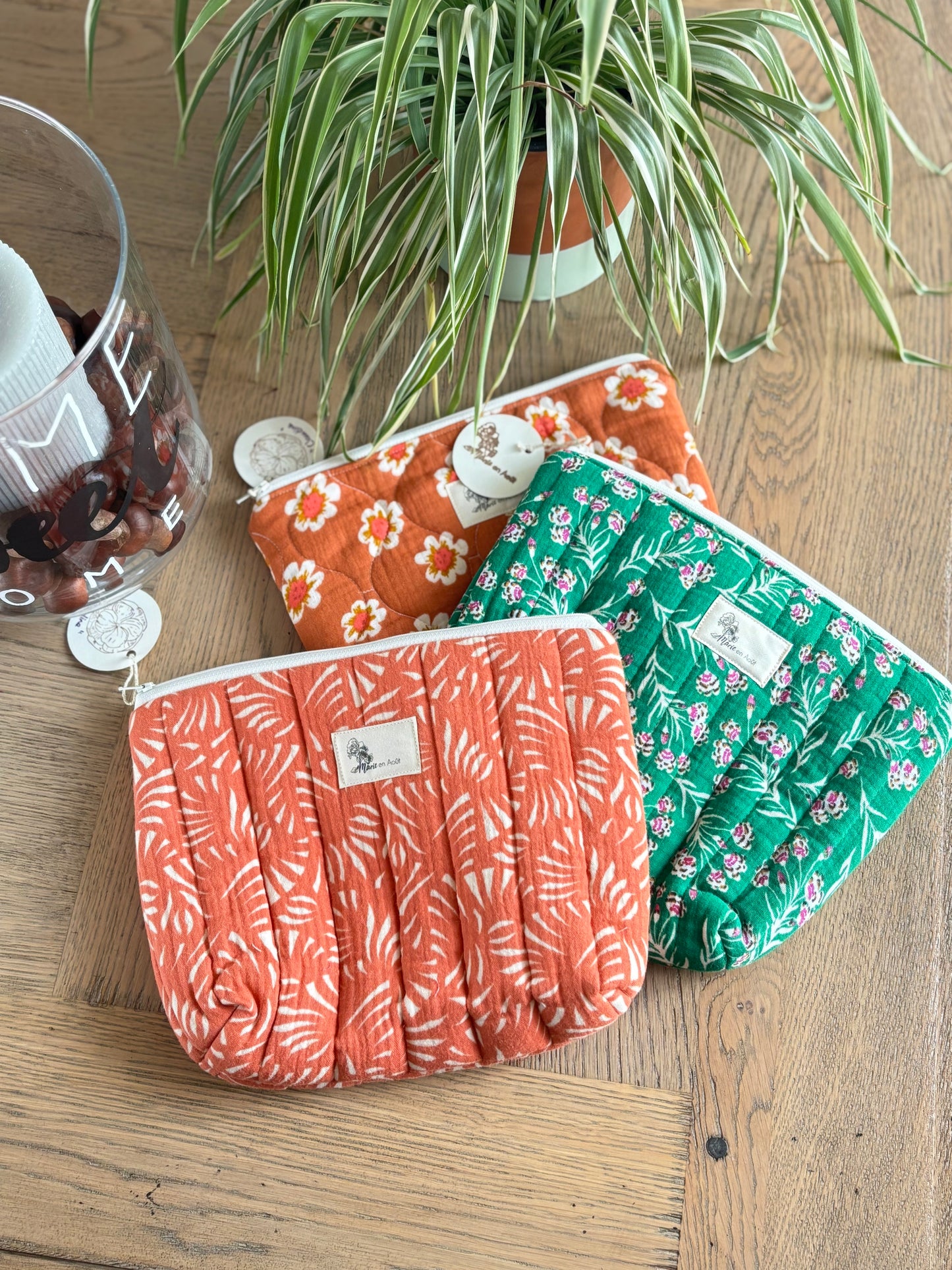 Trousses Claudine Marie en Août – modèles Fleurs du Soleil, Éclat Sauvage et Jardin Émeraude – grandes trousses matelassées artisanales fabriquées en France.