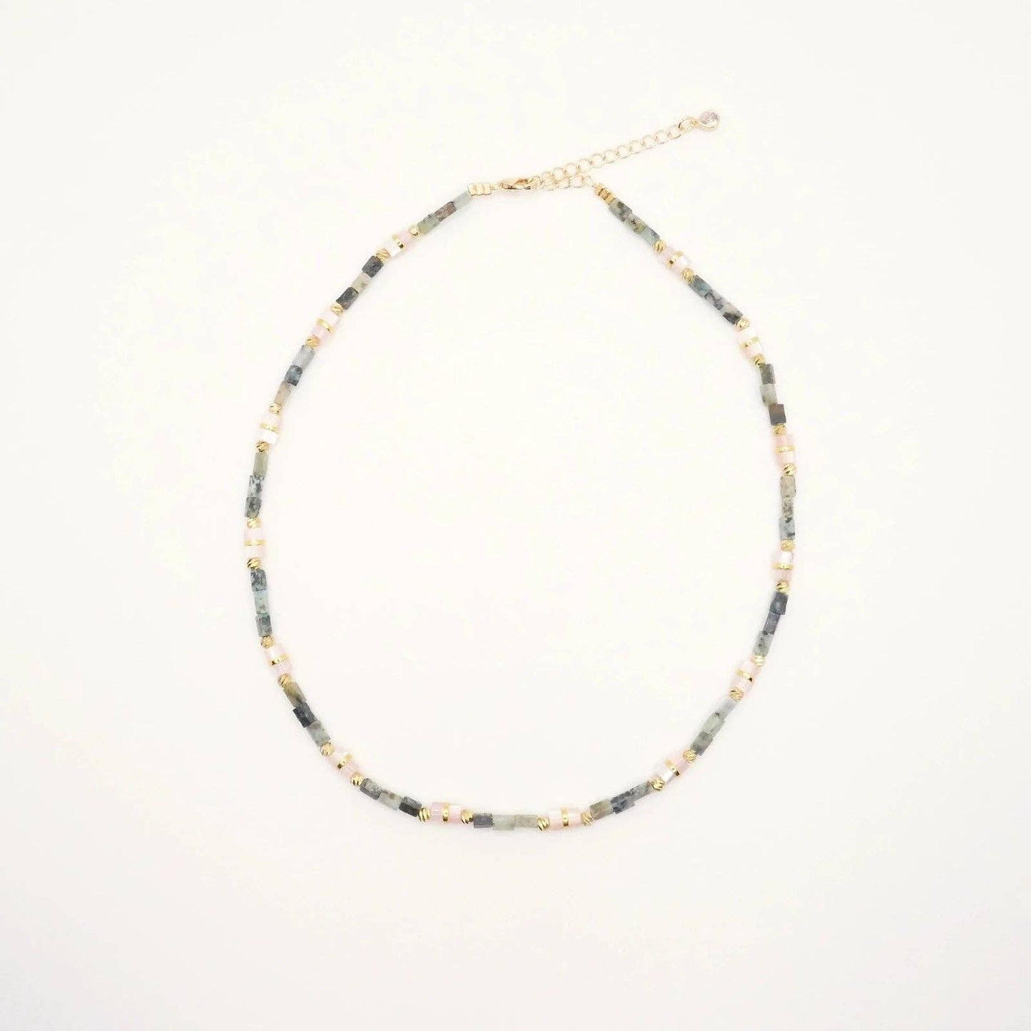 Collier présenté en entier, vue à plat.