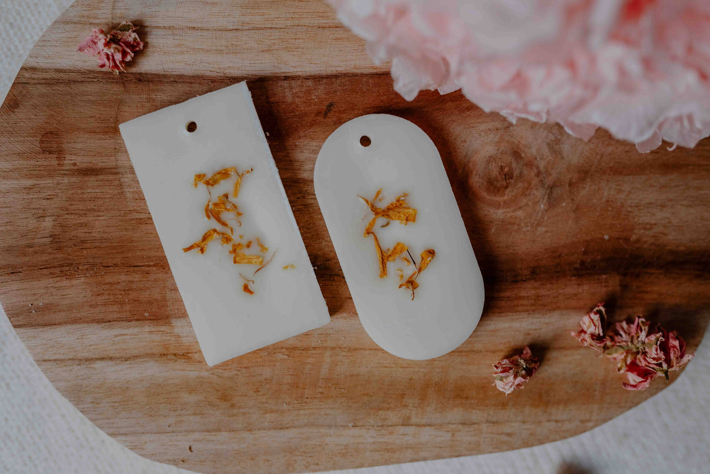 Tablette de cire parfumée “Monoï”, décorée de fleurs séchées.