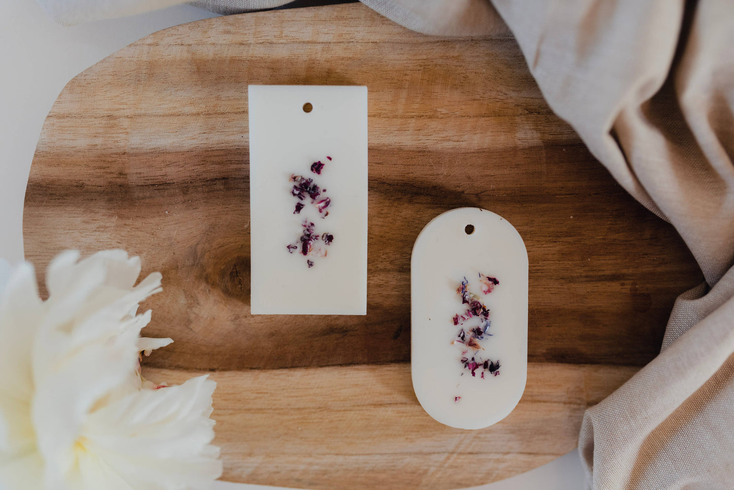 Tablette de cire parfumée “Fleur de Cerisier”, décorée de pétales de fleurs séchées.