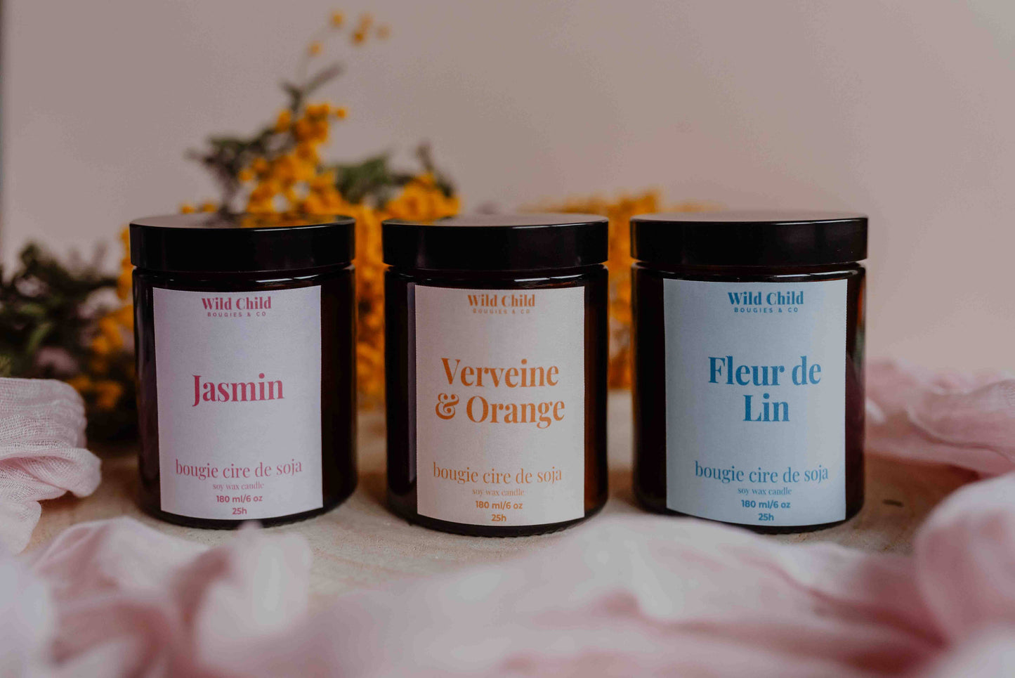 Collection de bougies artisanales Wild Child, dont la bougie “Jasmin”, ambiance cosy et florale.