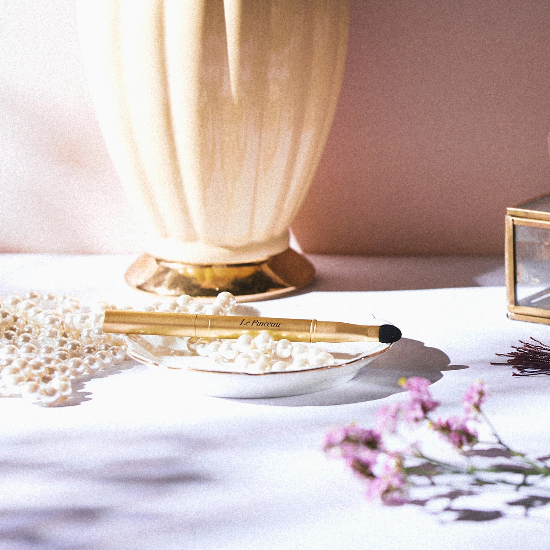 Pinceau à Lèvres Yolaine en mise en scène élégante sur une table, accessoire maquillage double embout.