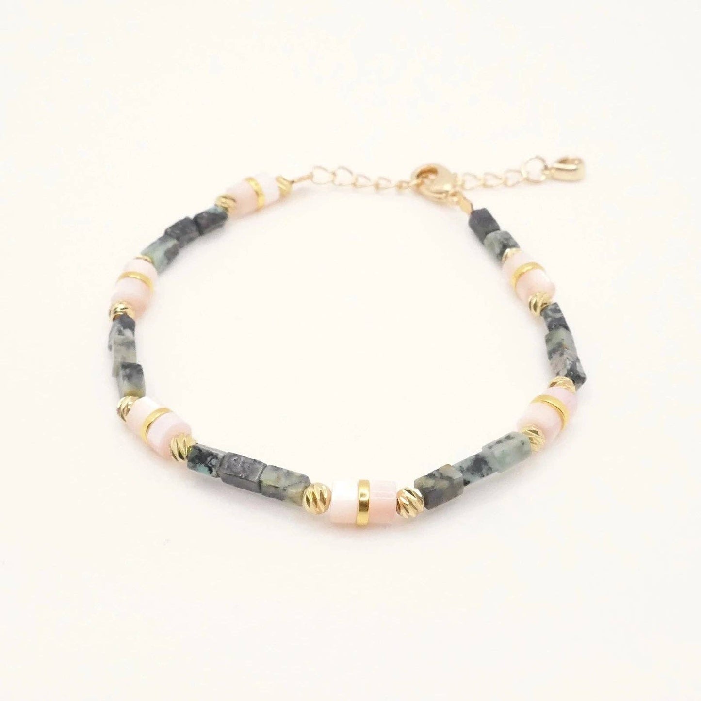 Gros plan sur le bracelet Tamara et ses perles en Turquoise d’Afrique