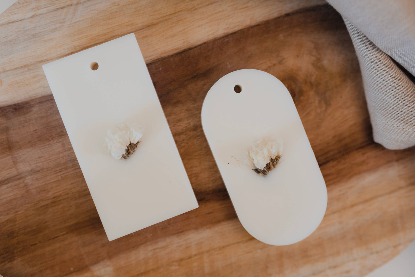 Tablette parfumée “Fleur de Coton” – version artisanale décorée de fleurs séchées.