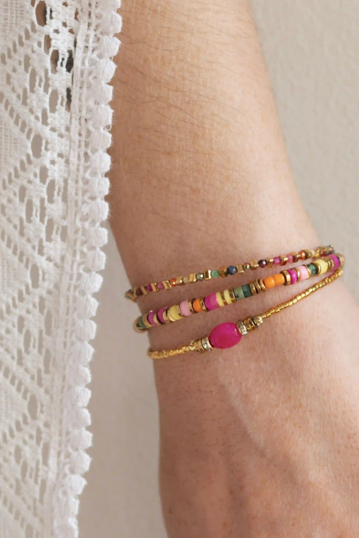 Bracelet porté au poignet, apportant une touche chic et lumineuse. 